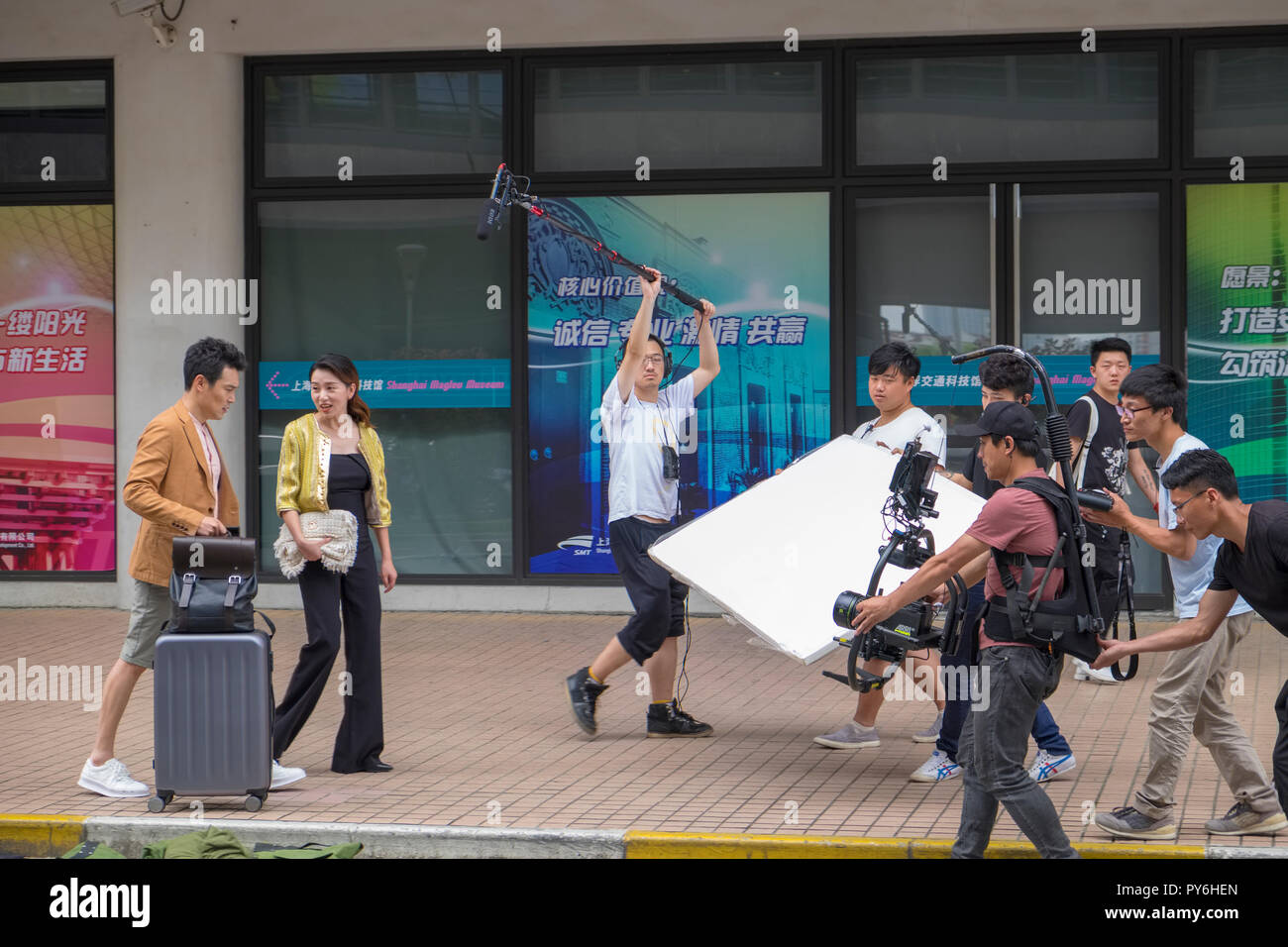 Acteurs et membres d'équipage sur un plateau de tournage à Shanghai, Chine, Asie Banque D'Images