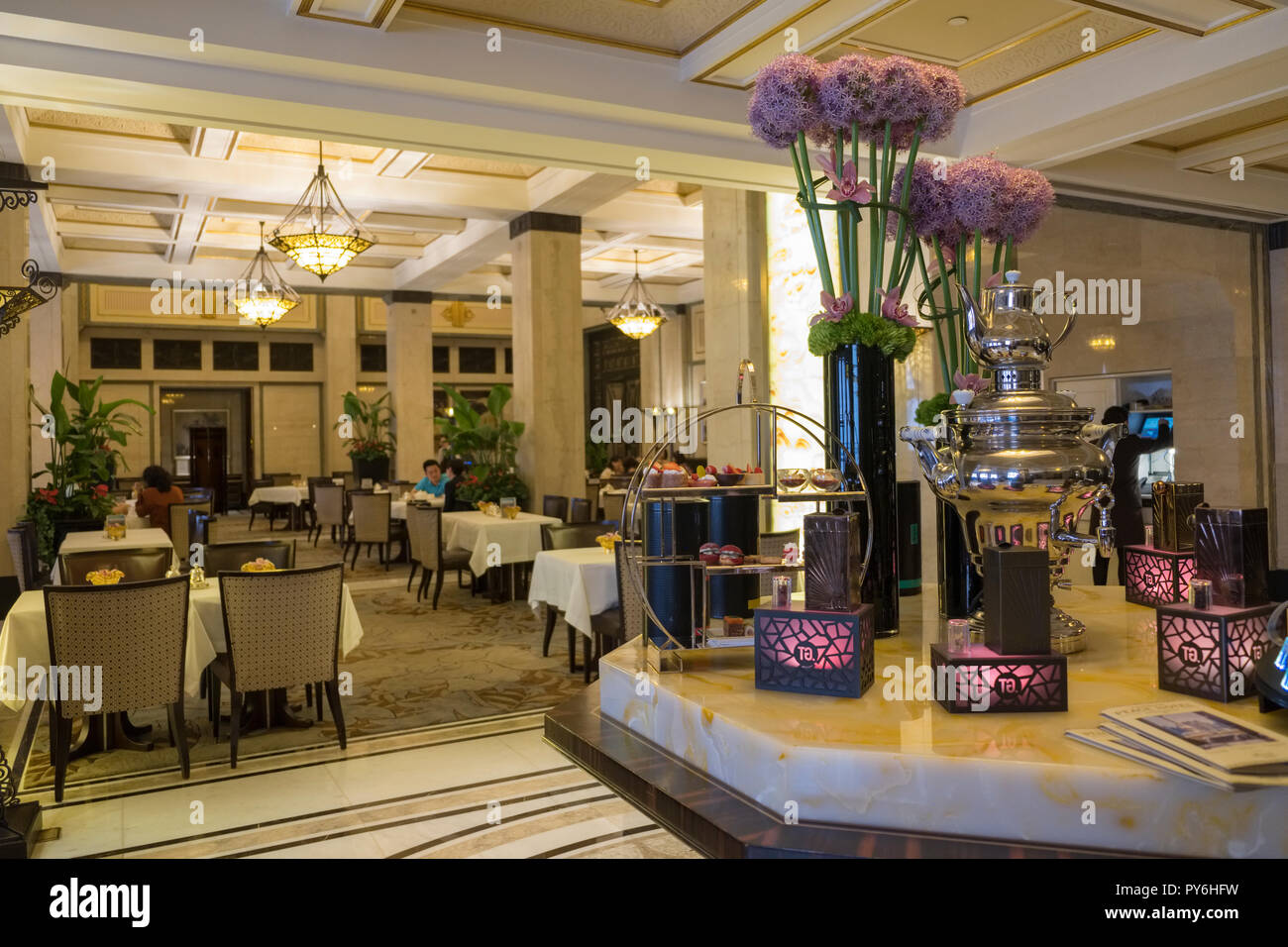 Le thé de l'après-midi à l'intérieur de l'hôtel Fairmont Peace Hotel à Shanghai, Chine, Asie Banque D'Images
