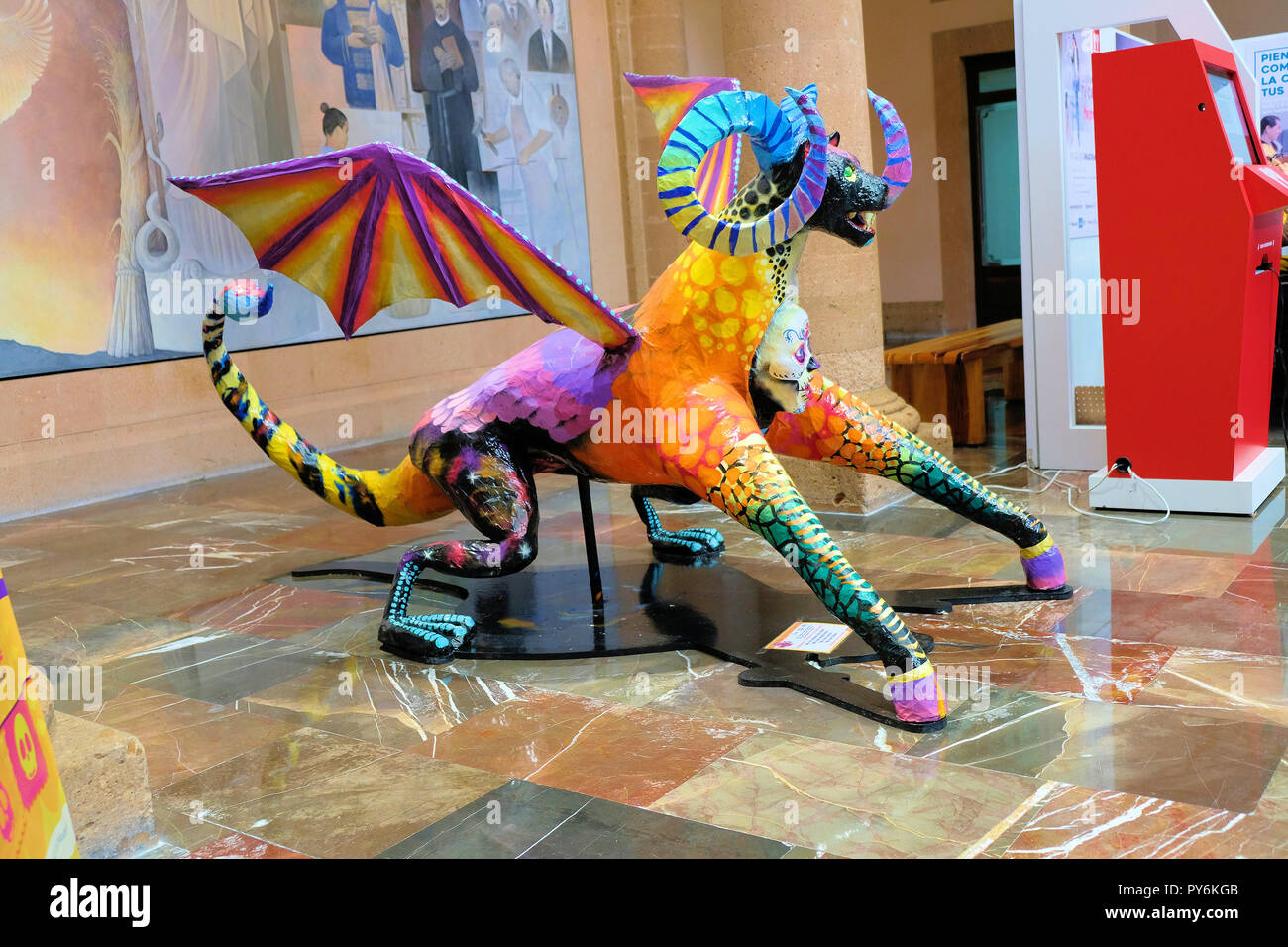 3-pied grand alebrijes, Mexican folk art sculptures de créatures ressemblant à des animaux mythiques, Leon, Guanajuato, Mexique. Banque D'Images