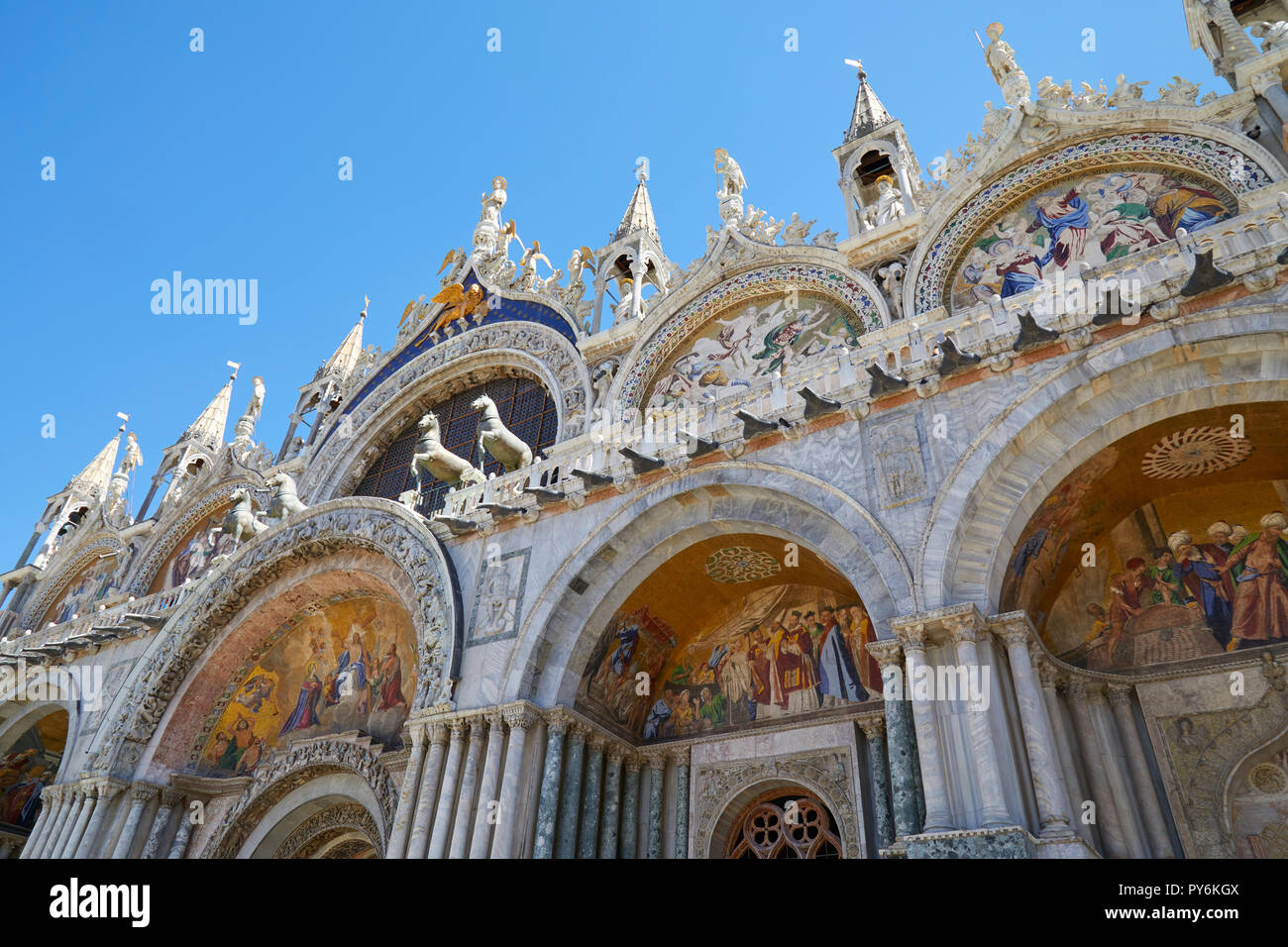 Façade de la basilique San Marco à Venise, mosaïques détail, ciel bleu dans une journée ensoleillée en Italie Banque D'Images