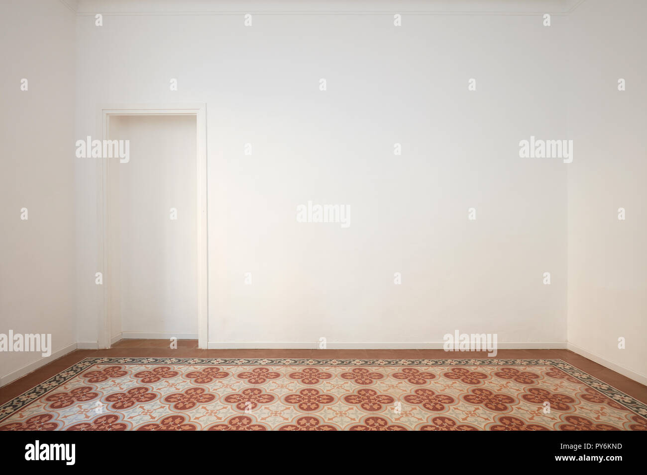Blanc, mur blanc avec niche et décorées de carrelage dans un intérieur rénové Banque D'Images