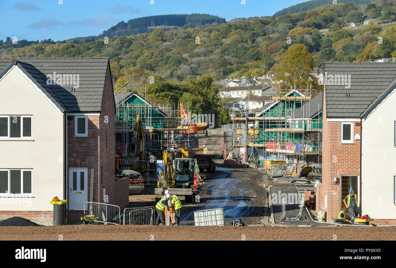 MOUNTAIN ASH, WOUTH WALES - Octobre 2018 : les travaux de construction en cours sur un chantier de construction de nouvelles maisons dans le sorbier, dans le sud du Pays de Galles. Banque D'Images MOUNTAIN ASH, WOUTH WALES - Octobre 2018 : les travaux de construction en cours sur un chantier de construction de nouvelles maisons dans le sorbier, dans le sud du Pays de Galles. Banque D'Images