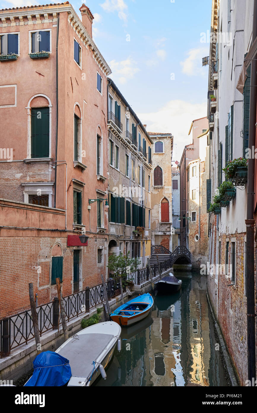 Venise, édifices anciens et personne dans le canal, scène tranquille en Italie Banque D'Images