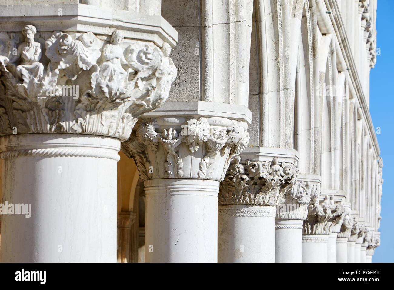 Venise, capitale de sculptures blanches Doge palace colonnade en une journée ensoleillée Banque D'Images