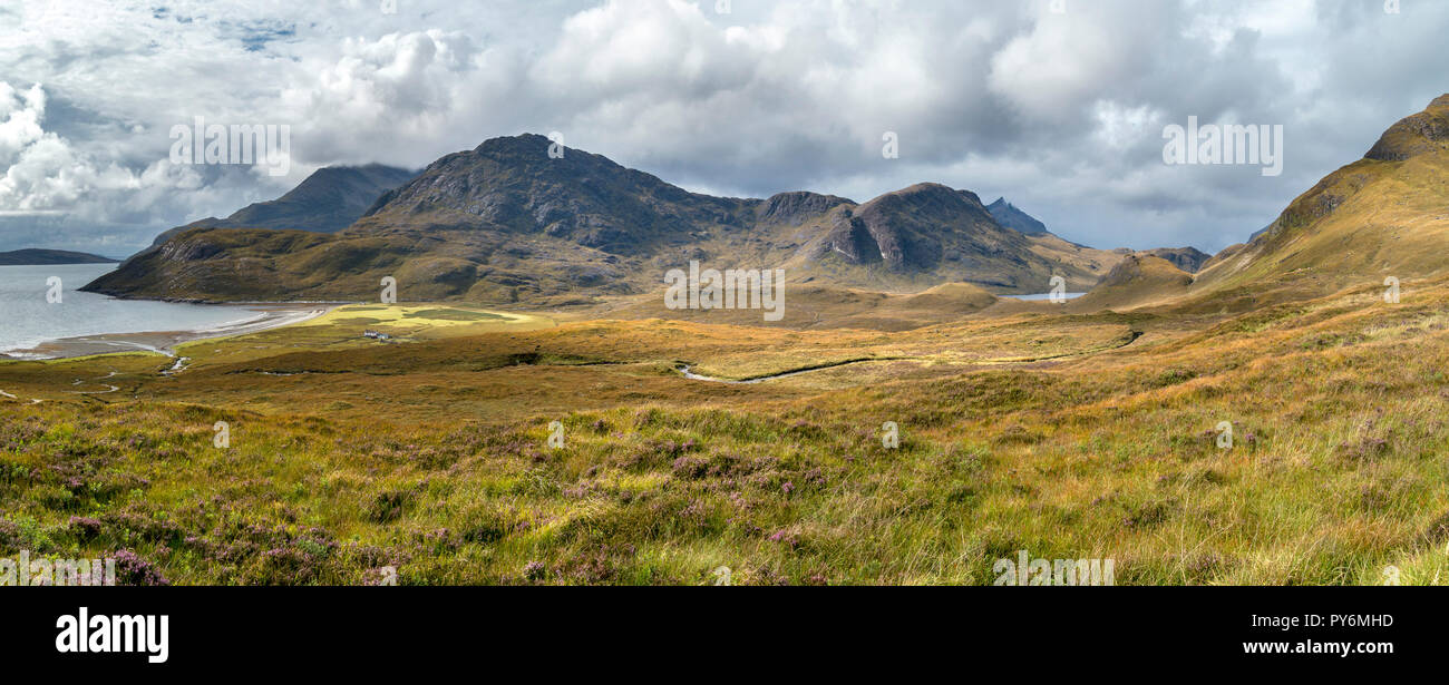Vue panoramique de Camasunary Bay avec des pointes de Sgurr na ires et Gars Bheinn dans les montagnes Cuillin noires au-delà, l'île de Skye, Écosse, Royaume-Uni Banque D'Images