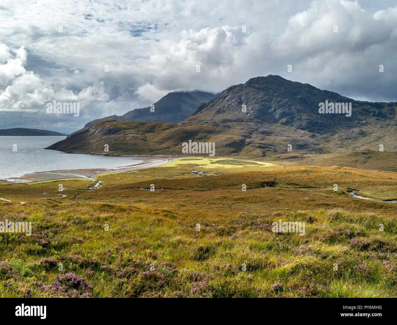 Camasunary Bay avec des pointes de Sgurr na ires et Gars Bheinn dans les montagnes Cuillin noires au-delà, l'île de Skye, Écosse, Royaume-Uni Banque D'Images