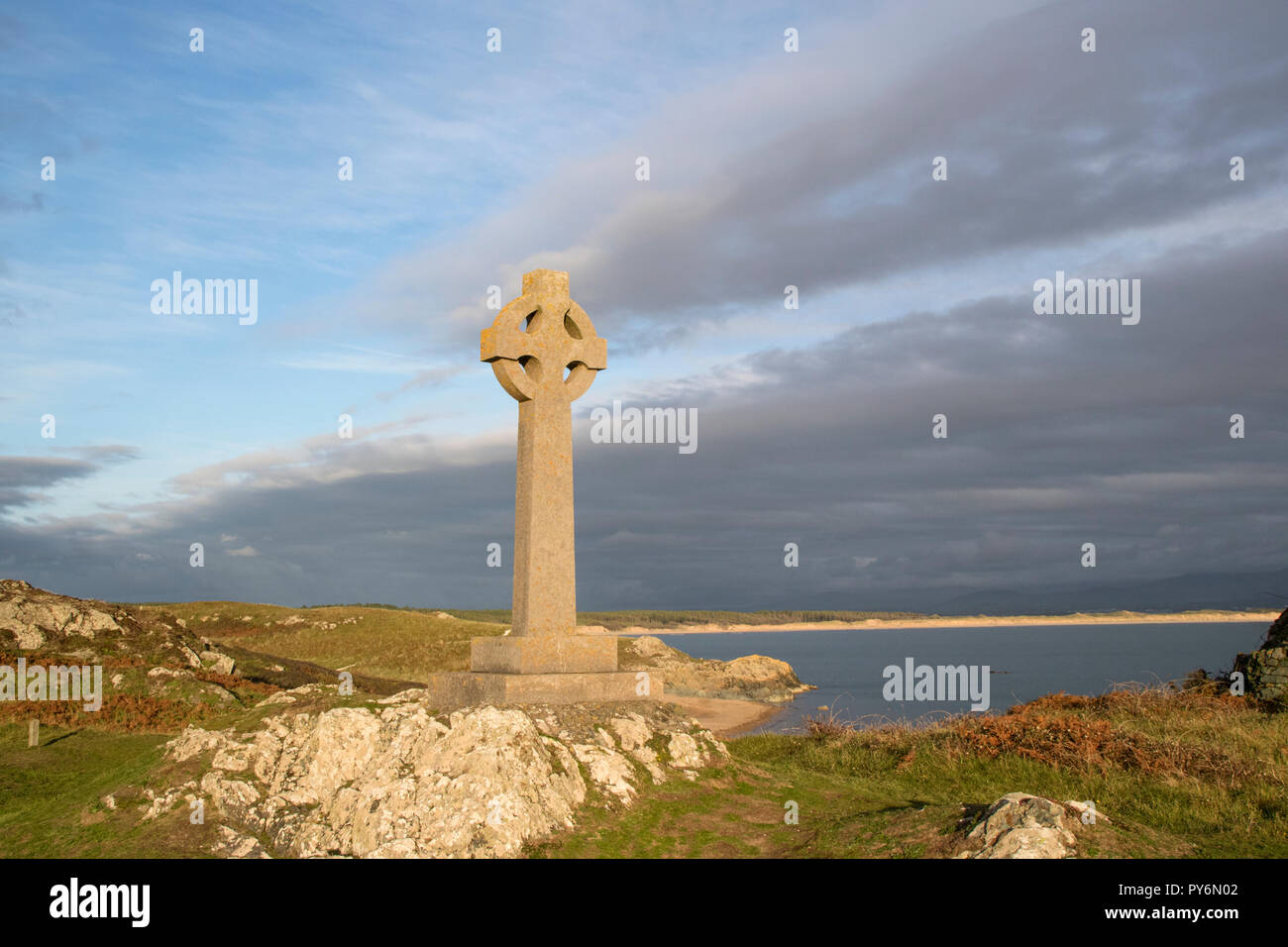 Lumière du soir sur la croix celtique Llanddwyn sur l'île Llanddwyn, Anglesey, au nord du Pays de Galles, Royaume-Uni Banque D'Images