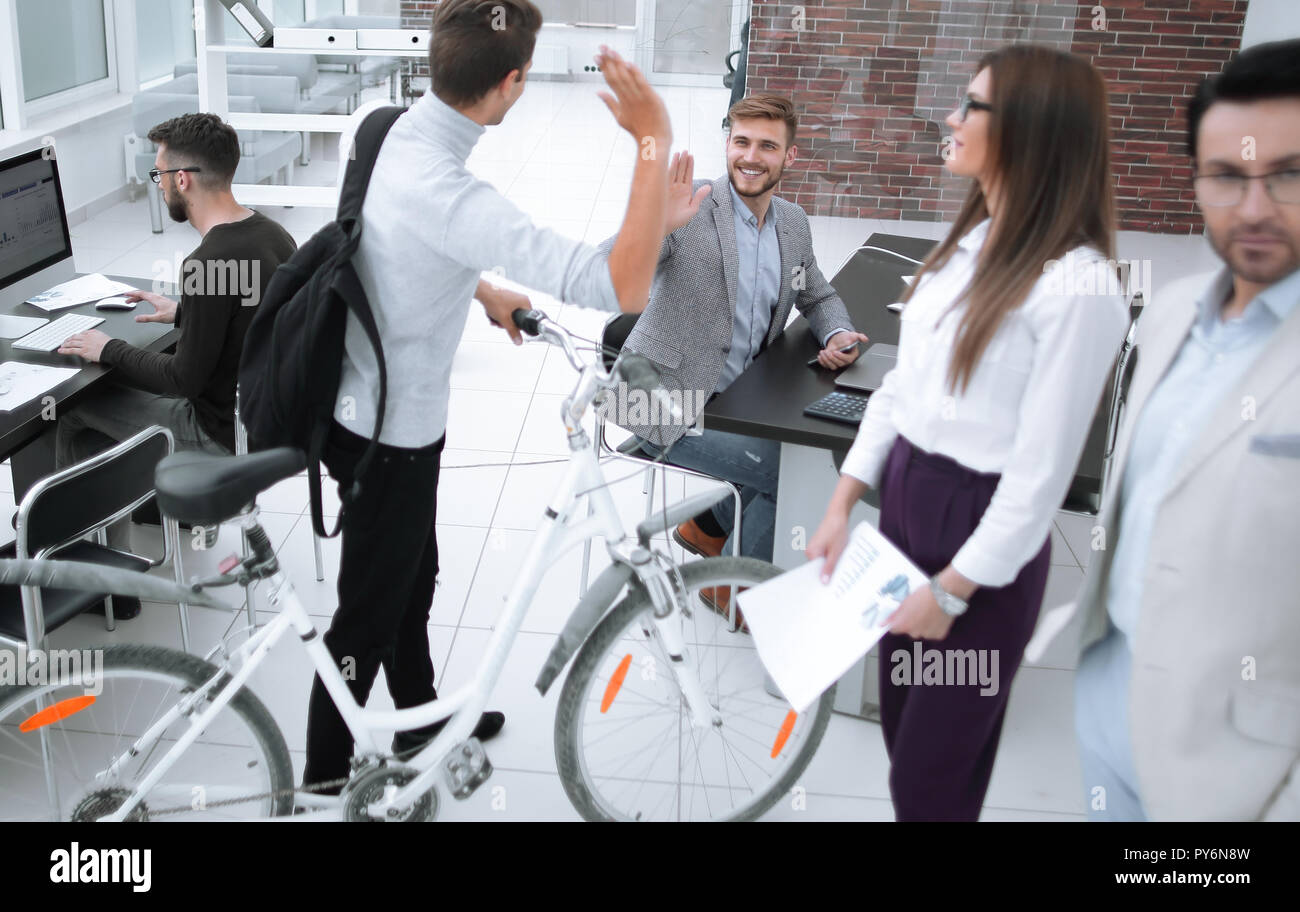 Journée sans voiture.des collègues de chaque message d'autres dans le bureau Banque D'Images