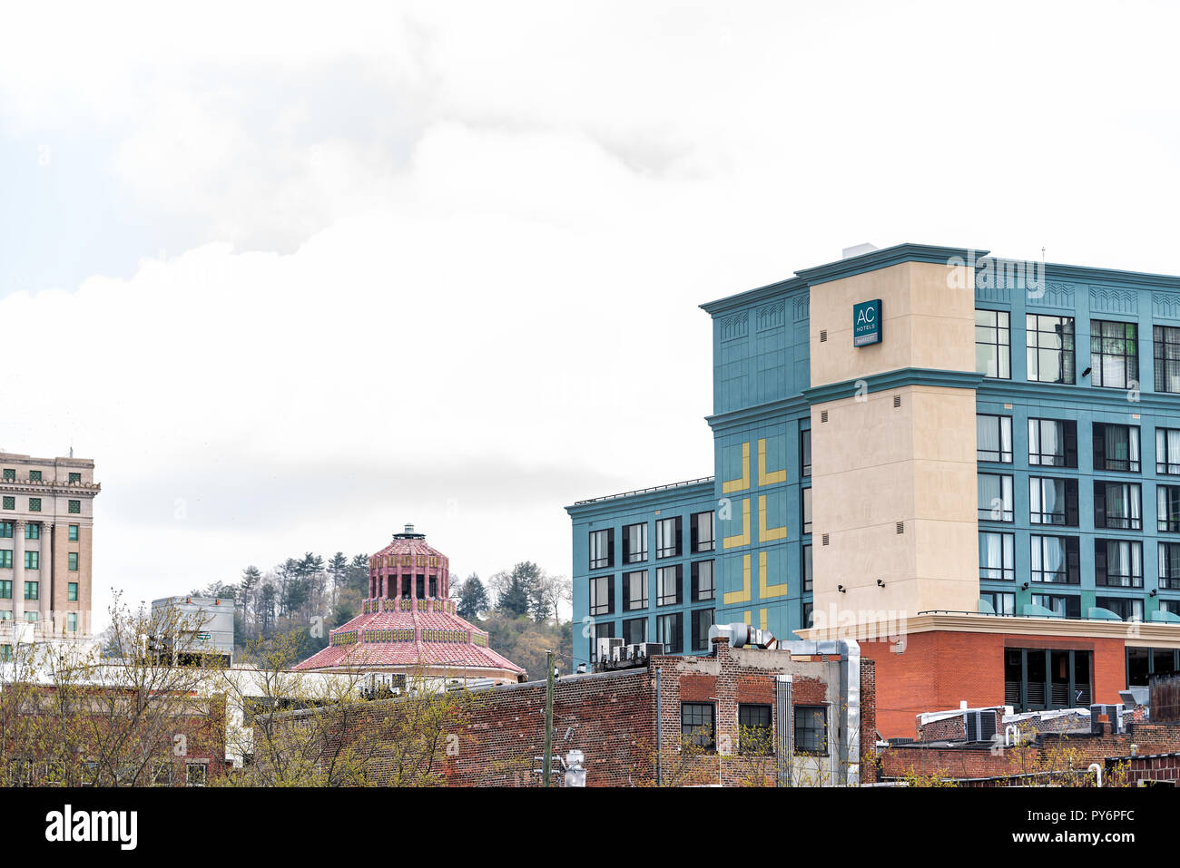 Asheville, États-Unis - 19 Avril 2018 : paysage urbain du centre-ville rue de la vieille ville en Caroline du hipster NC célèbre ville, ville dans les montagnes avec AC Marriot Banque D'Images