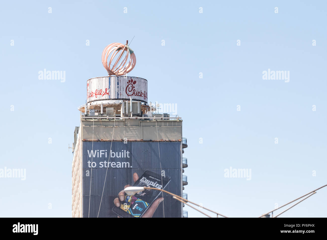 Atlanta, États-Unis - 20 Avril 2018 : la Géorgie capitale ville, vue sur le bâtiment avec le Poussin-fil-un signe, de l'administration centrale, connexion Wi-Fi au réseau local publicité Eurosport France Banque D'Images