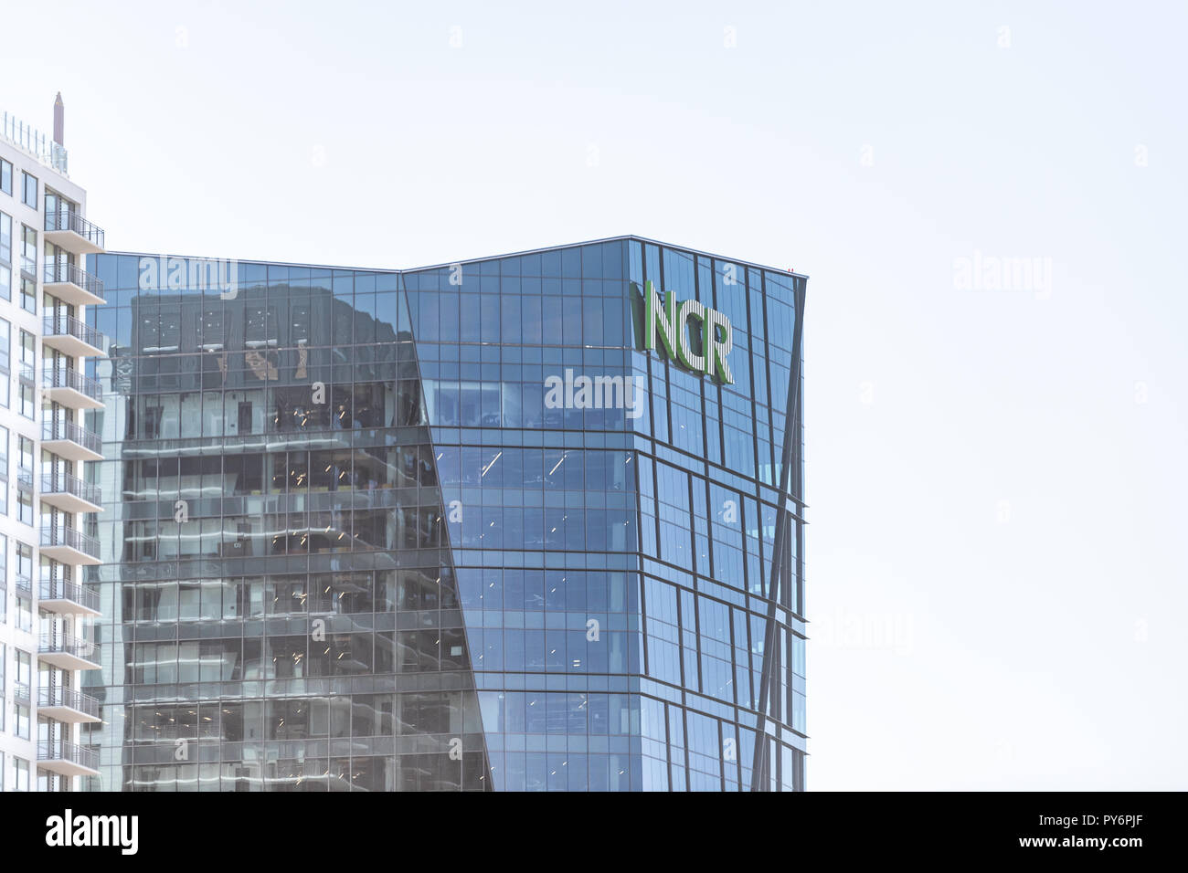 Atlanta, États-Unis - 20 Avril 2018 : la Géorgie capitale ville, vue sur le bâtiment avec NCR signe, le siège social international, édifice moderne en verre Banque D'Images