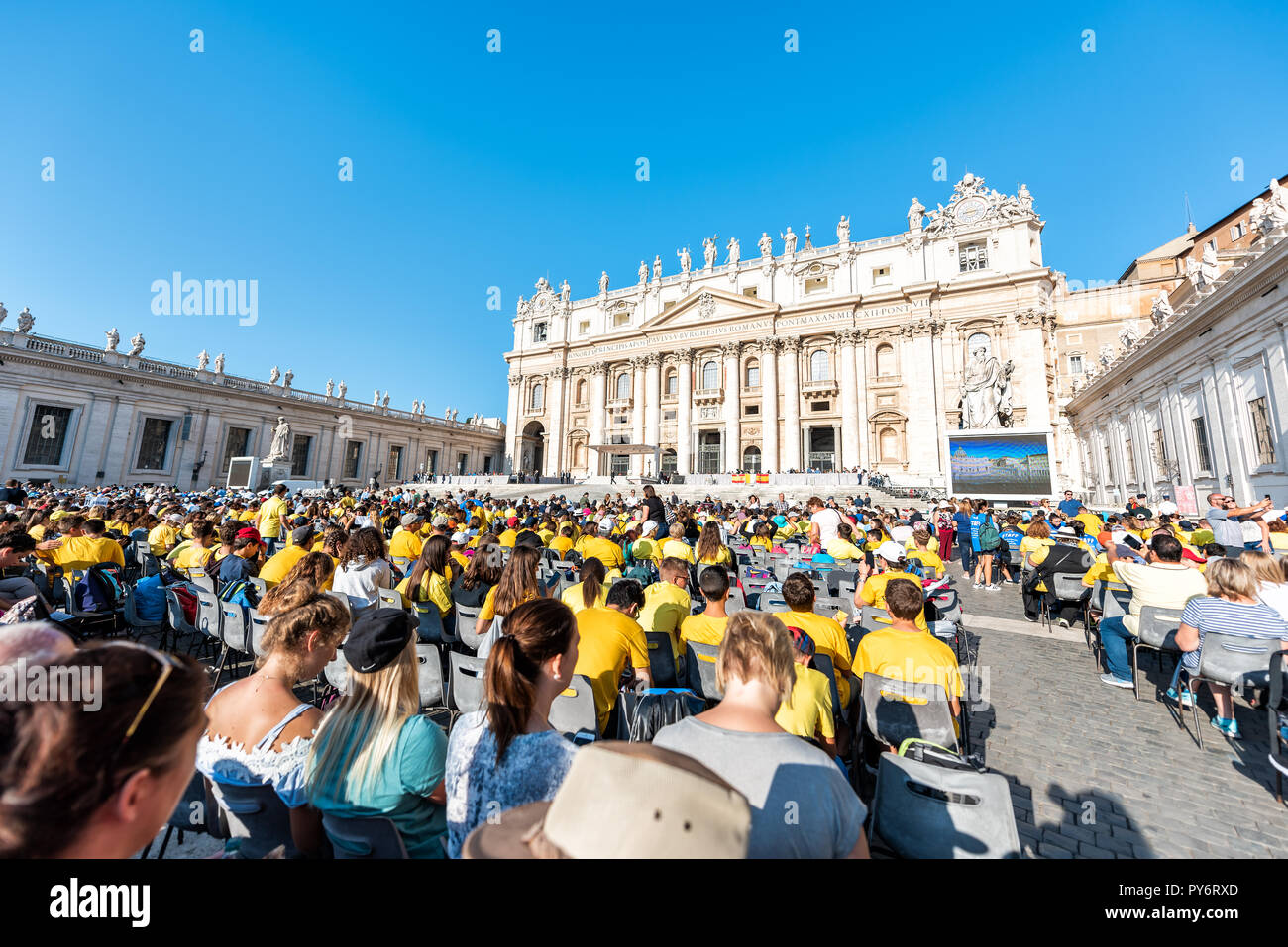 Cité du Vatican, Italie - 5 septembre 2018 : pour l'église de St Peter's Basilica Square pendant la messe, l'audience papale sur sunny day, foule en coopération Banque D'Images