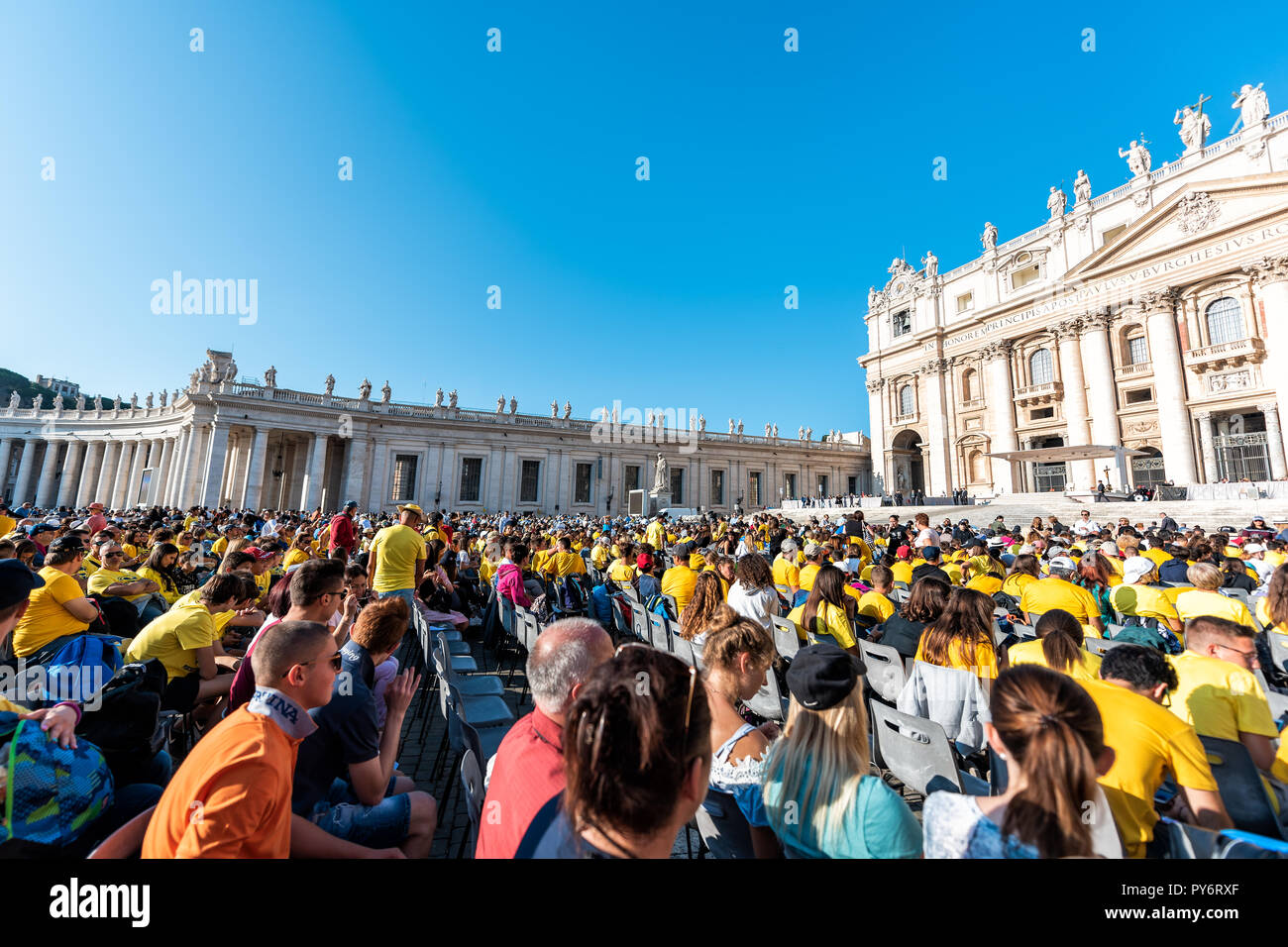 Cité du Vatican, Italie - 5 septembre 2018 : Beaucoup de gens assis dans l'église de St Peter's Basilica Square pendant la messe, l'audience papale sur sunny day, foule Banque D'Images