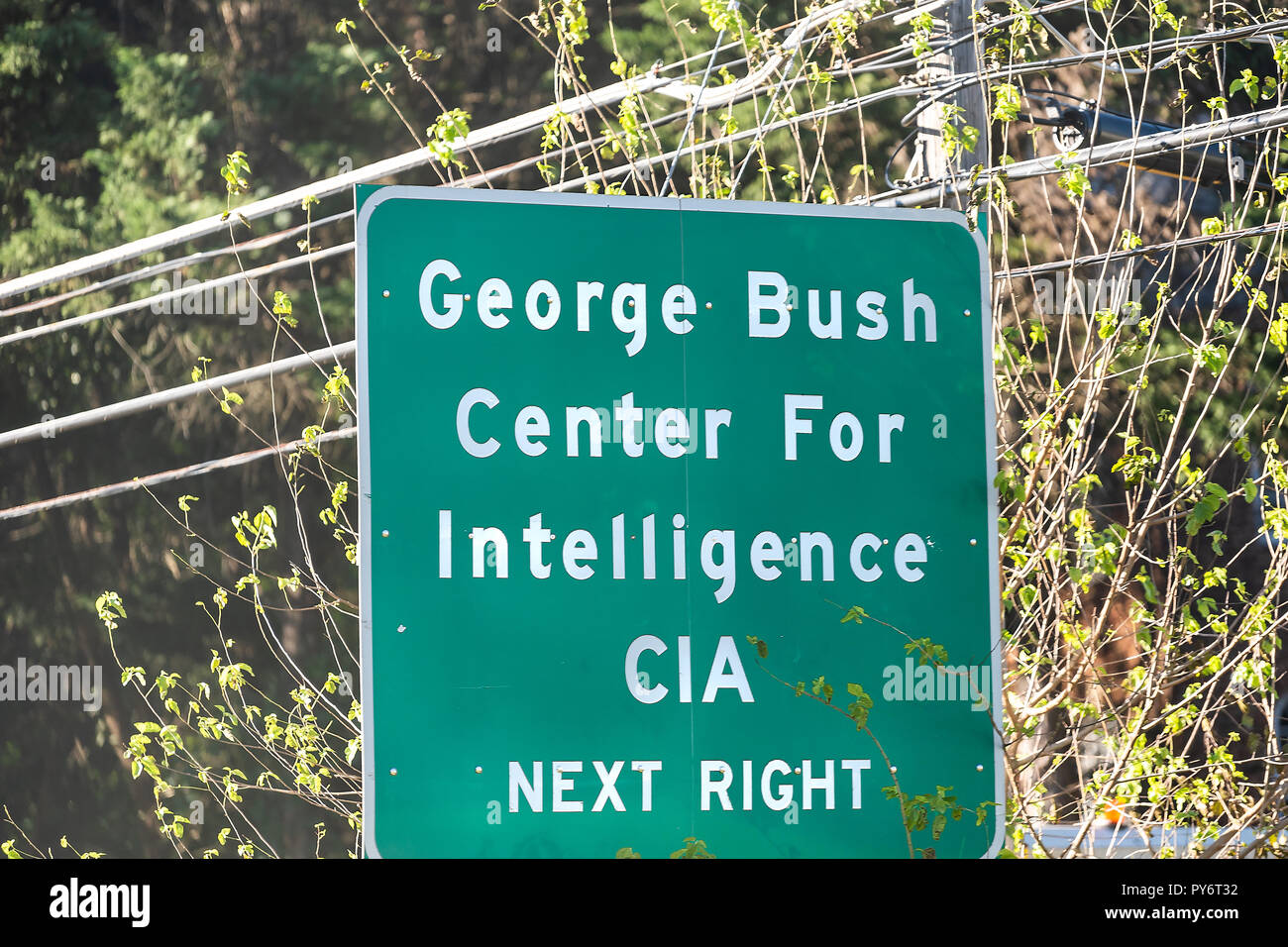 Langley, USA - 12 octobre 2018 : Road sign pour siège de la CIA en Virginie, vert texte libre pour George Bush Center Central Intelligence Ag Banque D'Images