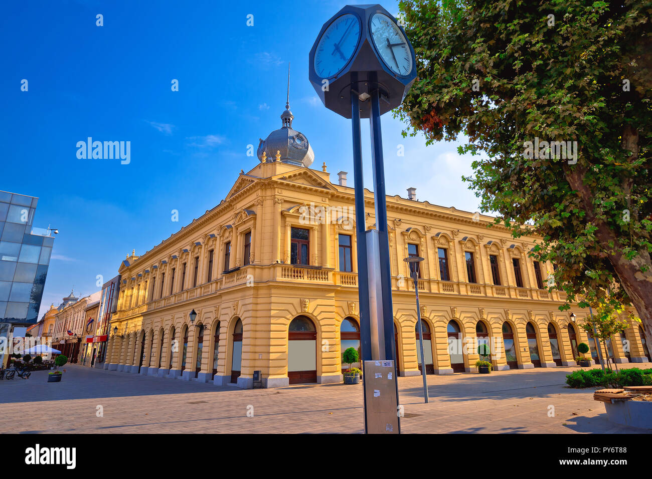 Place de la ville de Vukovar et de l'architecture vue sur la rue, la région de Slavonie Croatie Banque D'Images