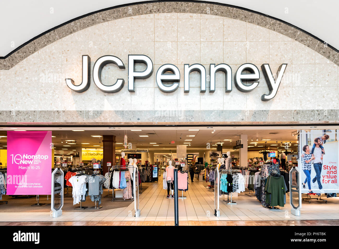 Fairfax, États-Unis - 13 mars 2018 : sortie ministère JCPenney, store, boutique à Fair Oaks galerie marchande couverte en Virginie du Nord, entrée, façade Banque D'Images