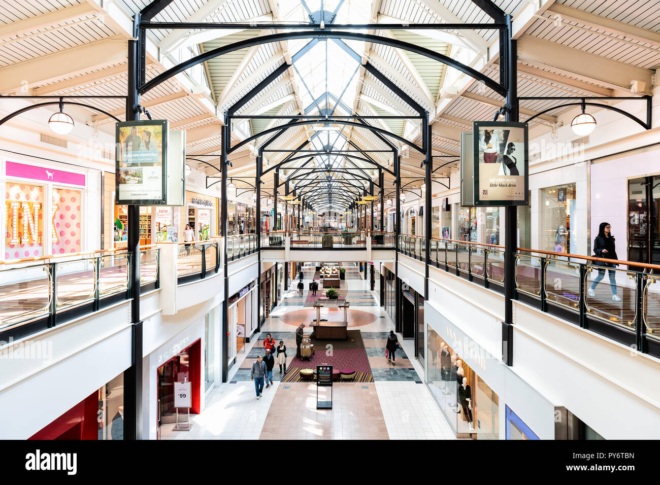 Fairfax, États-Unis - 13 mars 2018 : Fair Oaks, à l'intérieur à l'intérieur, à l'intérieur du centre commercial de vente au détail avec de nombreux étages, des magasins, des boutiques, des gens qui marchent, d'entrée, displ Banque D'Images