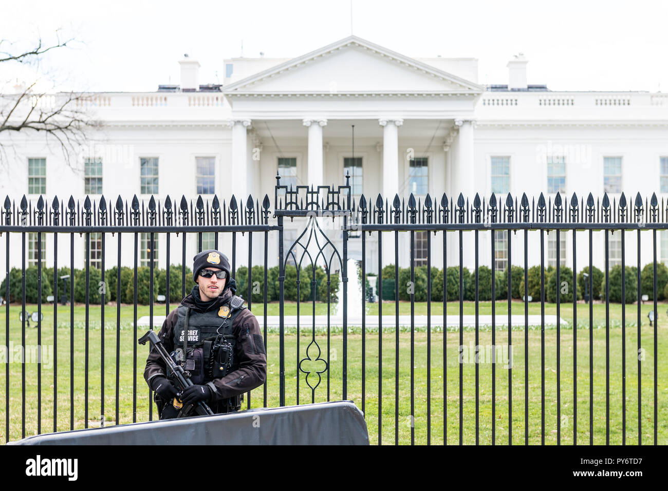 Washington DC, USA - 9 mars 2018 : Un Secret Service de sécurité, de la police garde l'homme debout, heureux les gens par le président de la Maison Blanche en construction Banque D'Images