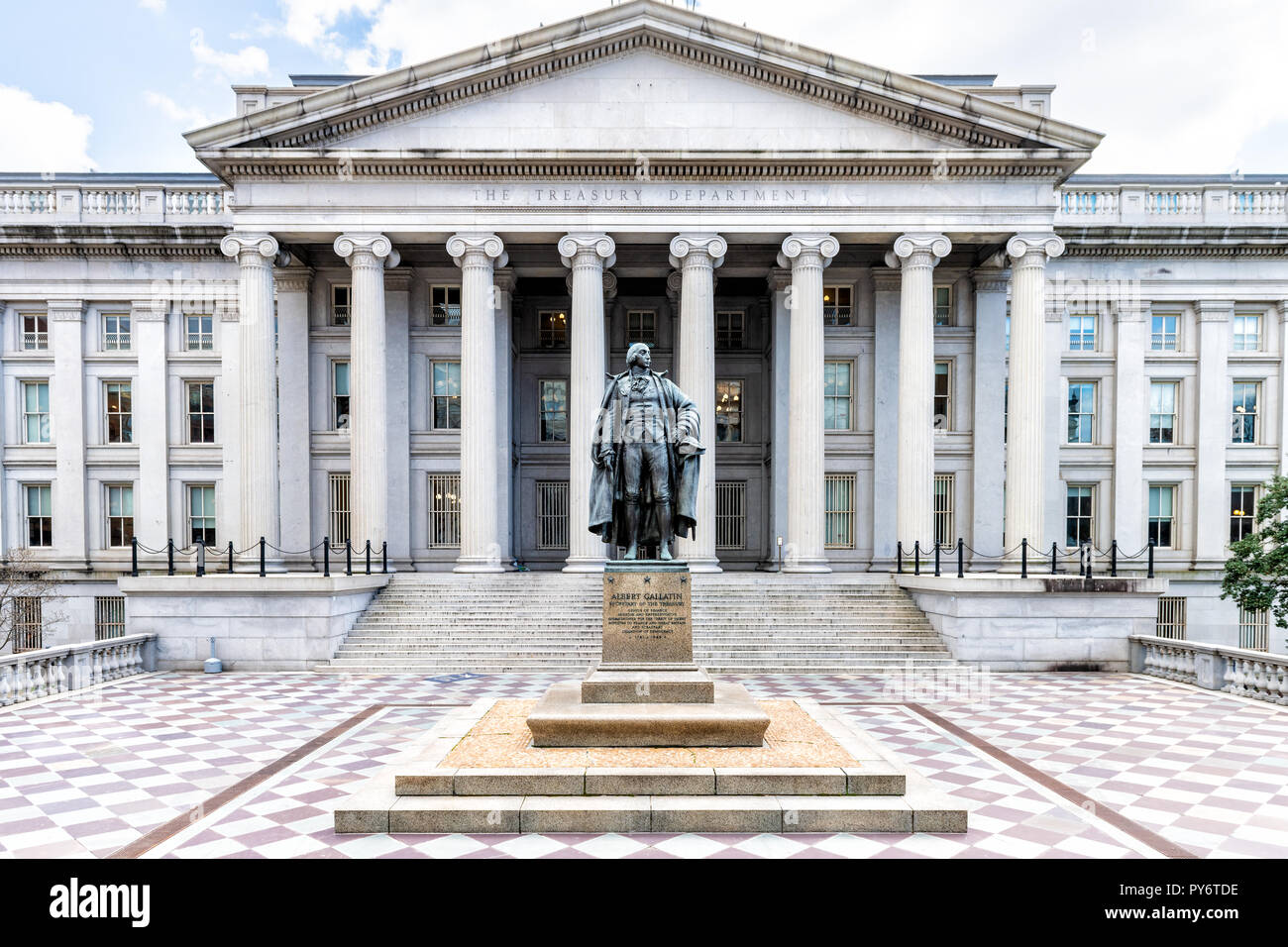 Washington DC, USA - 9 mars, 2018 : architecture extérieure sur le National Mall de département du Trésor, statue de Gallatin Banque D'Images