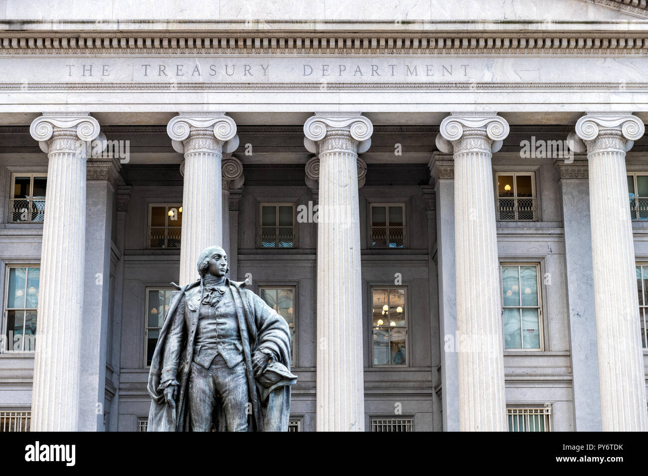 Washington DC, USA - 9 mars, 2018 : architecture extérieure sur le National Mall de département du Trésor, statue de Gallatin closeup Banque D'Images