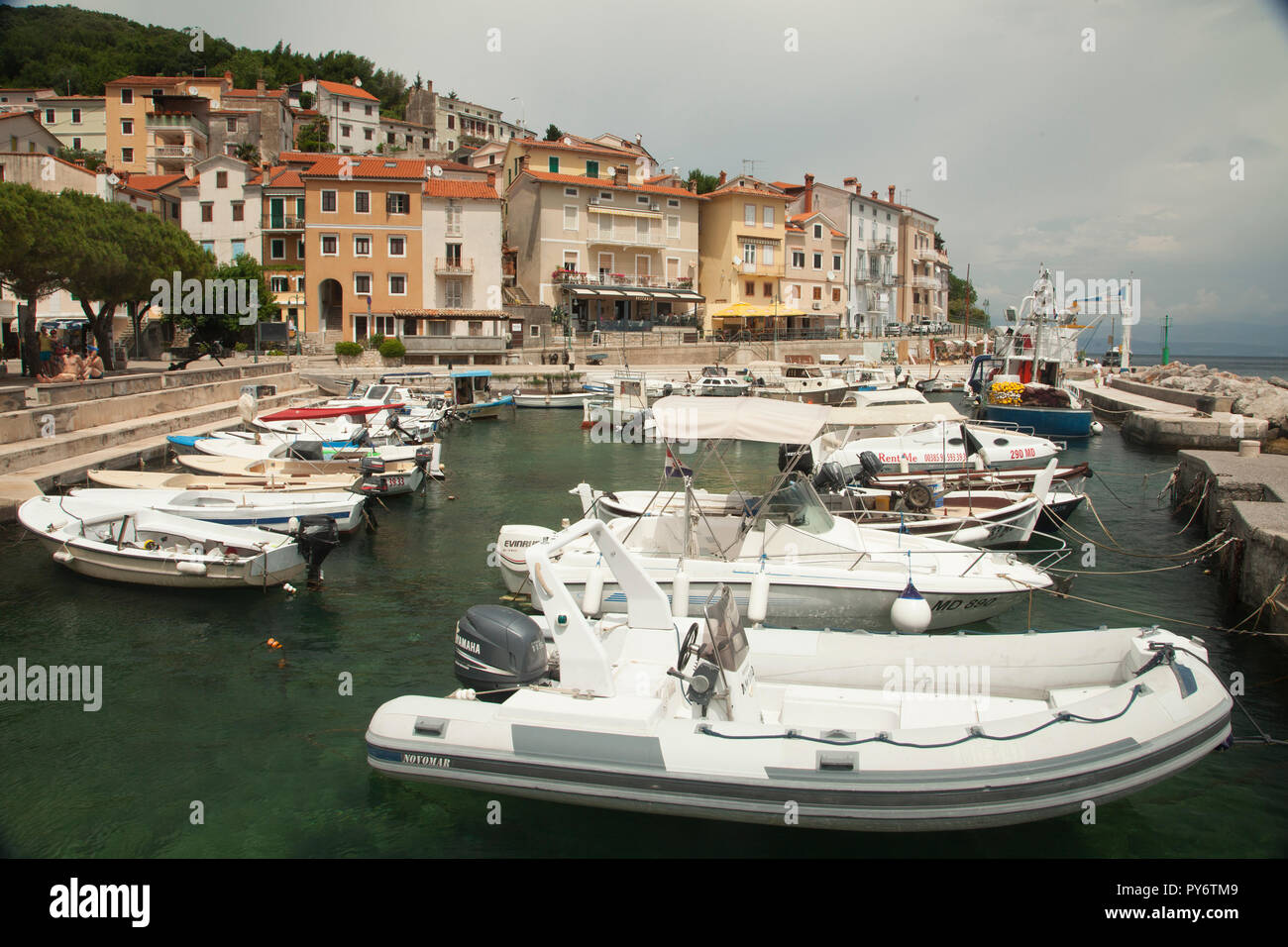 Bateau de pêche bateaux dans un petit port port croate lors d'une journée ensoleillée en été. Banque D'Images