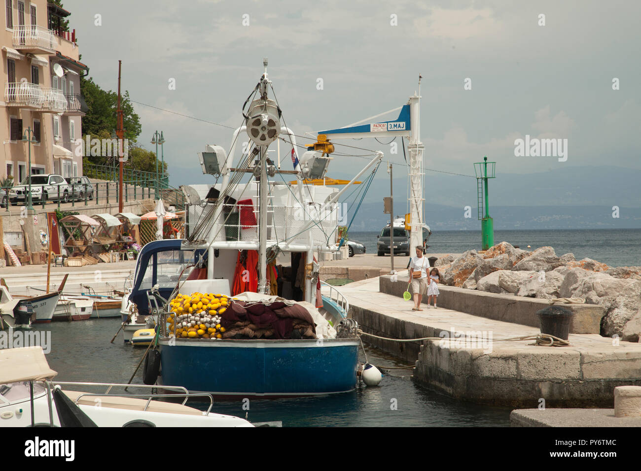 Bateau de pêche bateaux dans un petit port port croate lors d'une journée ensoleillée en été. Banque D'Images