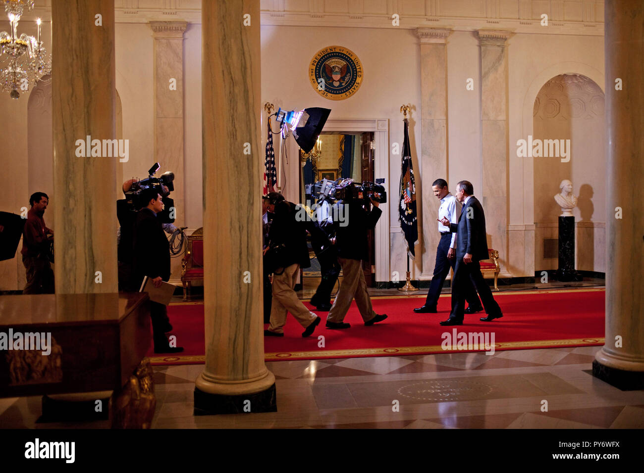 Le Président promenades avec animateur aujourd'hui Matt Lauer sur l'État-de-chaussée de la Maison Blanche le Super Bowl Sunday. Au cours de l'entrevue, le Président a examiné le plan de relance 2/1/09 Photo Officiel de la Maison Blanche par Pete Souza Banque D'Images