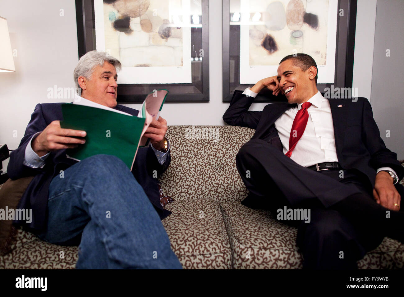 Le président Barack Obama partage un moment avec Jay Leno off ensemble de l'exposition de ce soir à NBC Studios, à Burbank, Californie 3/19/09. Photo Officiel de la Maison Blanche par Pete Souza Banque D'Images