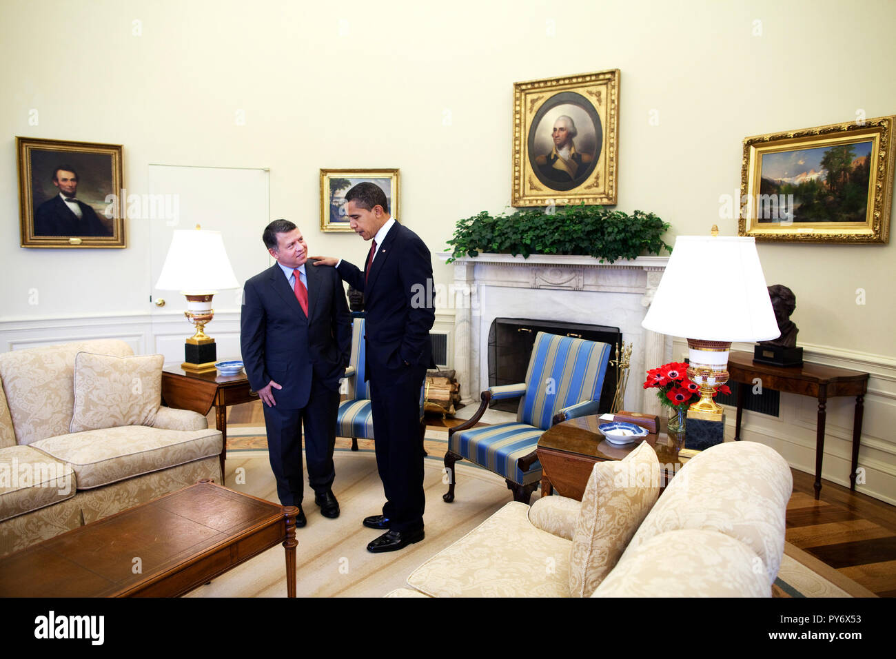 Le président Barack Obama rencontre le roi Abdallah de Jordanie dans le bureau ovale 4/21/09 Photo Officiel de la Maison Blanche par Pete Souza Banque D'Images