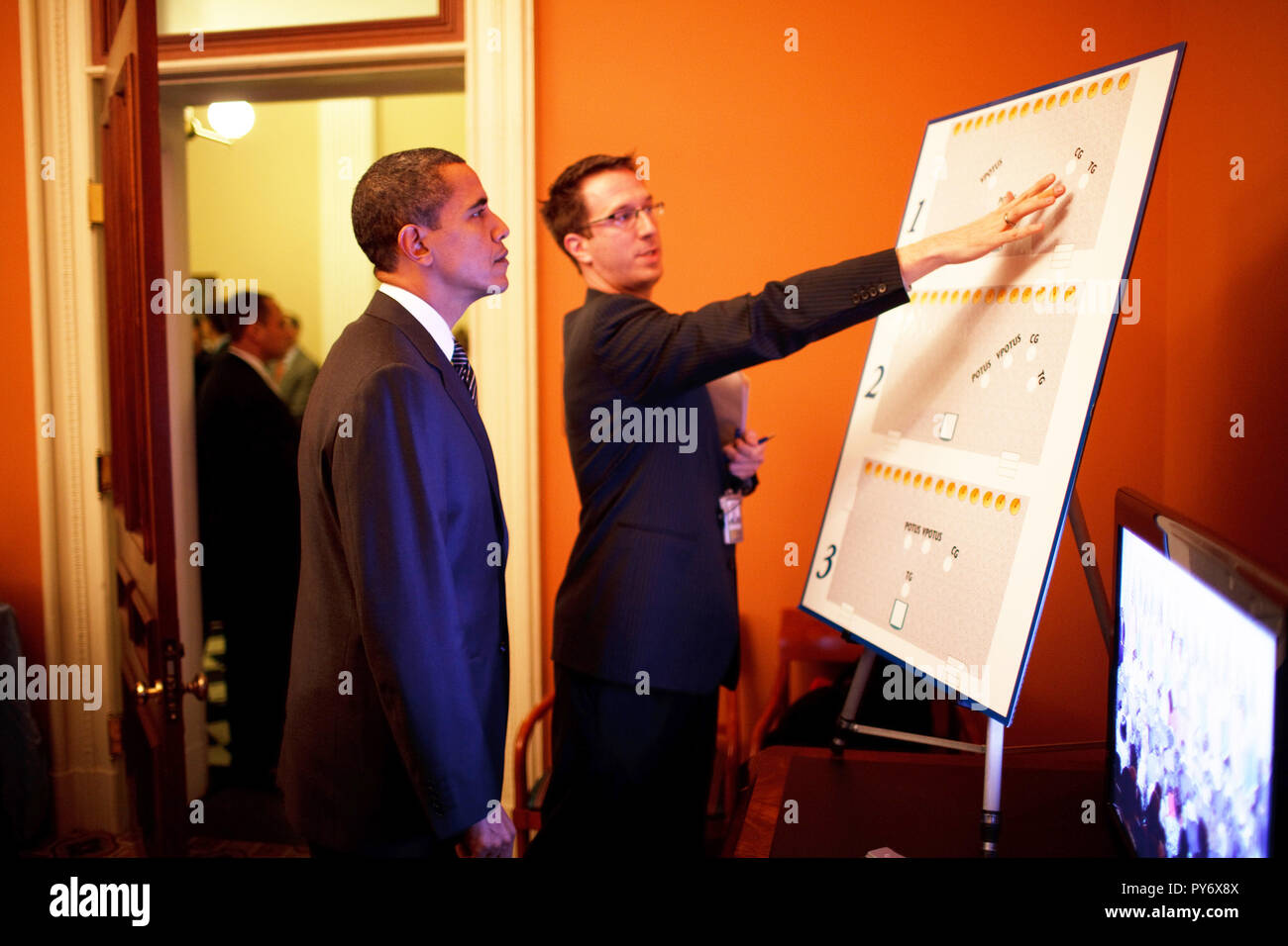 Le président Barack Obama est informé avant la cérémonie d'assermentation pour le secrétaire au Trésor Timothy Geithner 1/26/09. Photo Officiel de la Maison Blanche par Pete Souza Banque D'Images