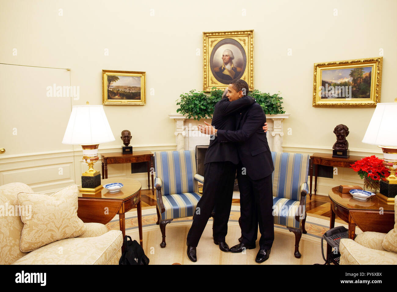 Le président Barack Obama hugs Secrétaire à l'intérieur Ken Salazar dans le bureau ovale 2/4/09. Banque D'Images