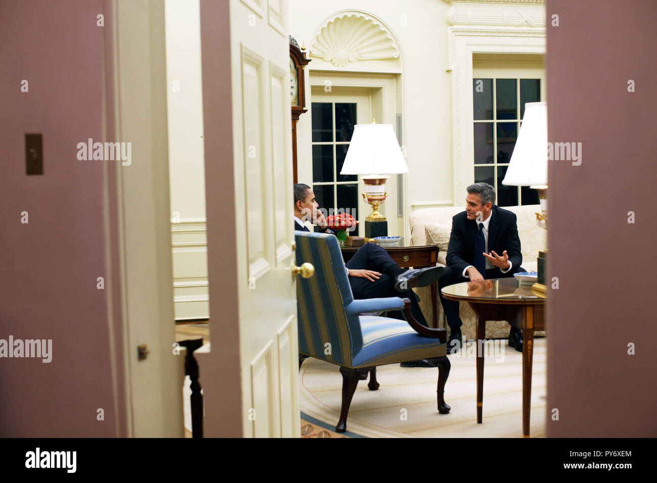 Le président Barack Obama rencontre avec l'acteur George Clooney dans le bureau ovale 2/23/09. Photo Officiel de la Maison Blanche par Pete Souza Banque D'Images