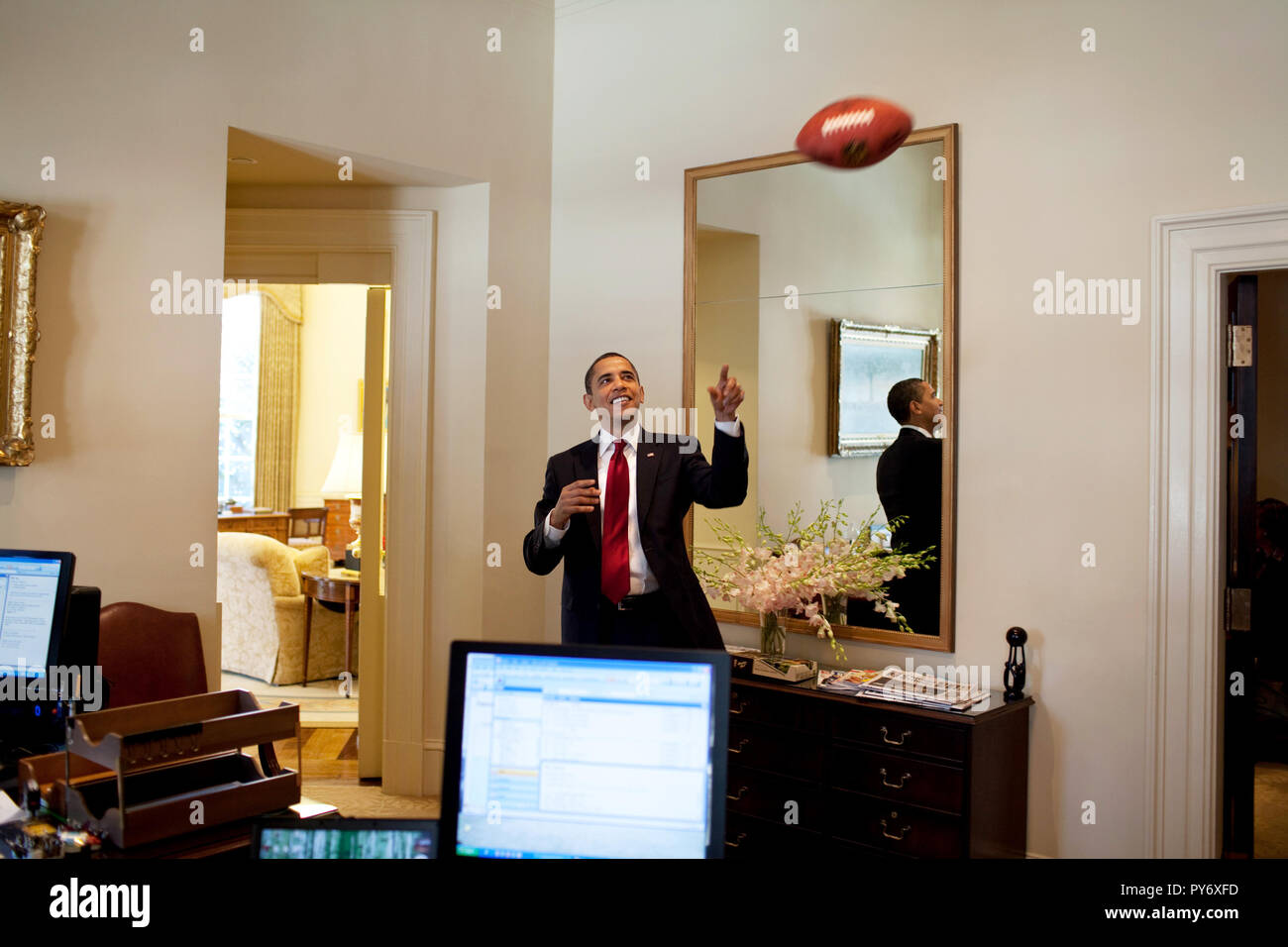 Le président Barack Obama joue avec un ballon de football dans l'Oval Office 3/4/09. Photo Officiel de la Maison Blanche par Pete Souza Banque D'Images