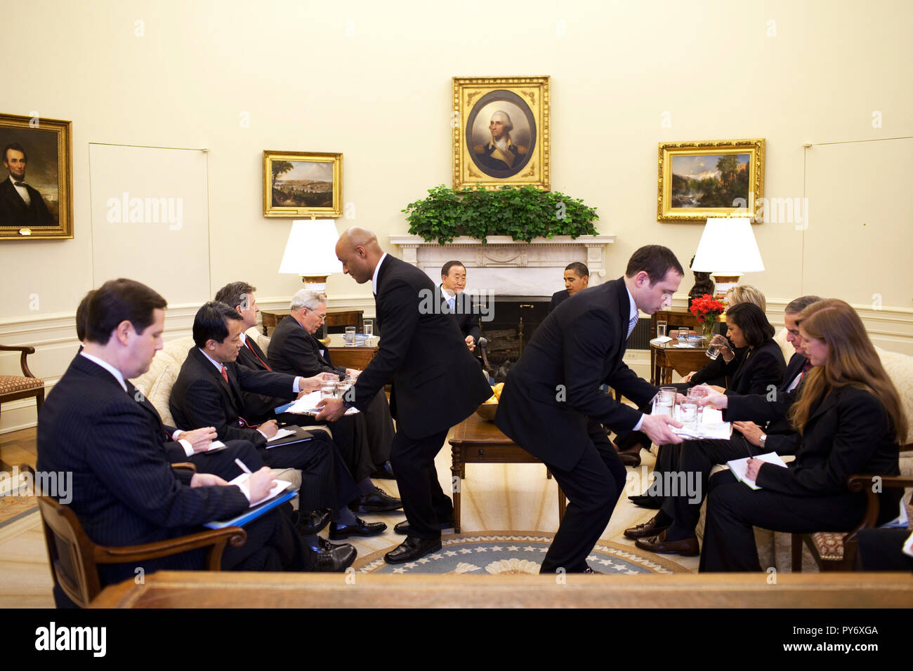 Gardiens de l'eau servent au cours d'une réunion avec le président Barack Obama et le Secrétaire général des Nations Unies Ban Ki-moon, dans le bureau ovale le 10 mars 2009. Photo Officiel de la Maison Blanche par Pete Souza Banque D'Images