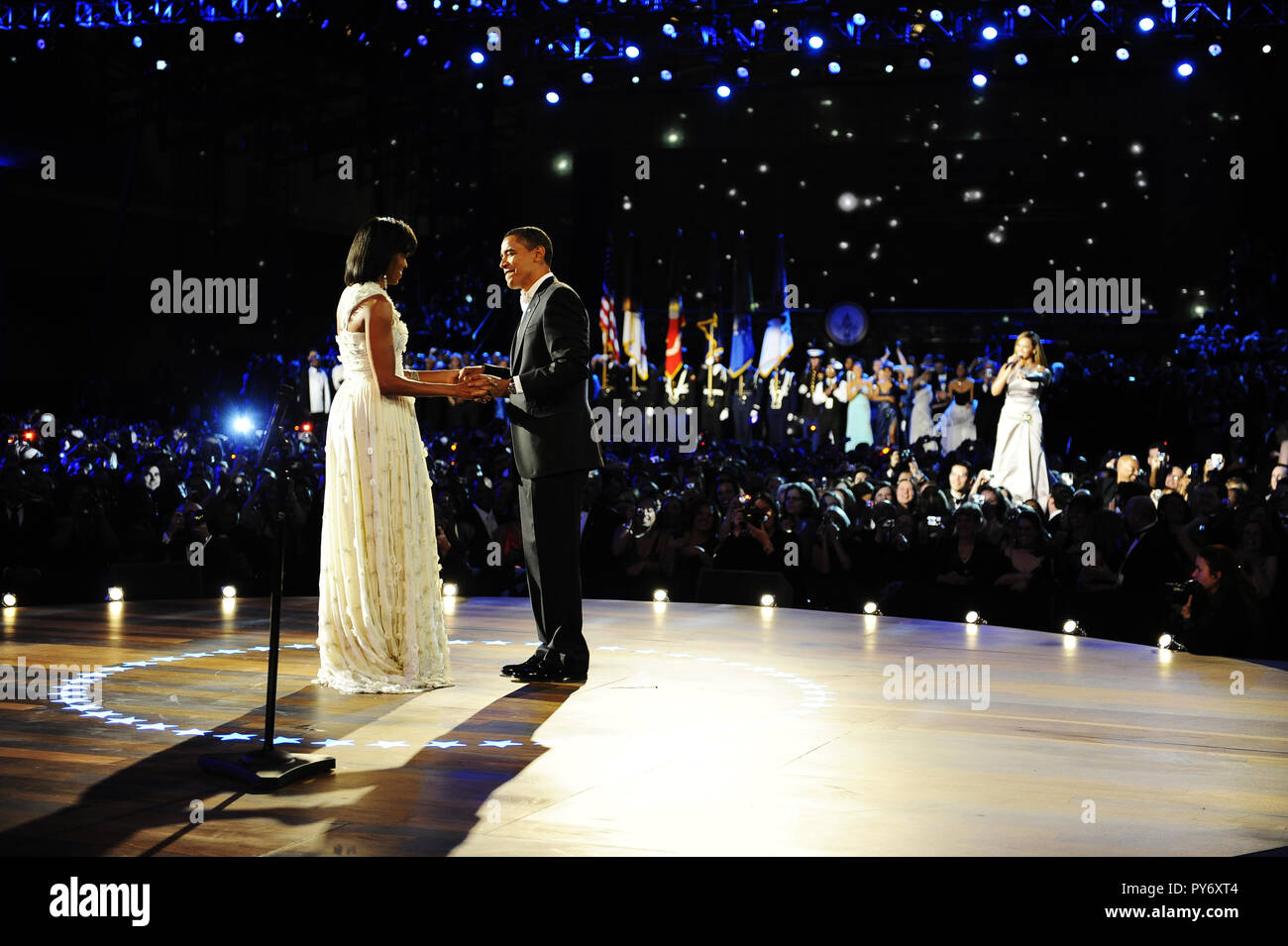 Le président Barack Obama et Première Dame Michelle Obama et sont bercé par Beyonce lors de leur première danse inaugurale à la balle dans le quartier centre-ville de Washington, D.C., le 20 janvier 2009. Banque D'Images