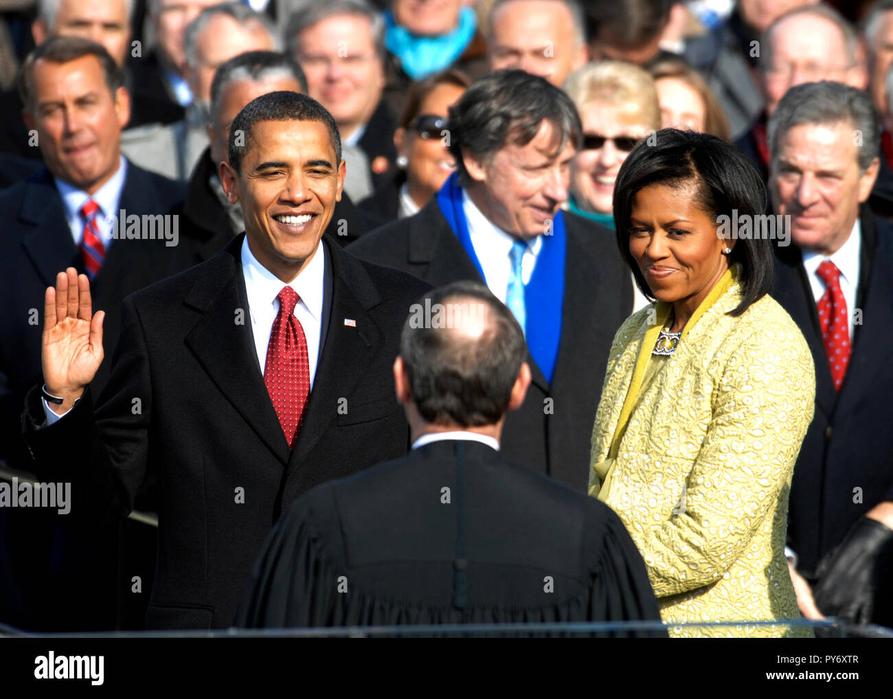 Avec sa famille de son côté, Barack Obama a prêté serment en tant que 44e président des États-Unis par le juge en chef des États-Unis John G. Roberts Jr. à Washington, D.C., le 20 janvier 2009. DoD photo par le Sgt. Cecilio Ricardo, U.S. Air Force Banque D'Images