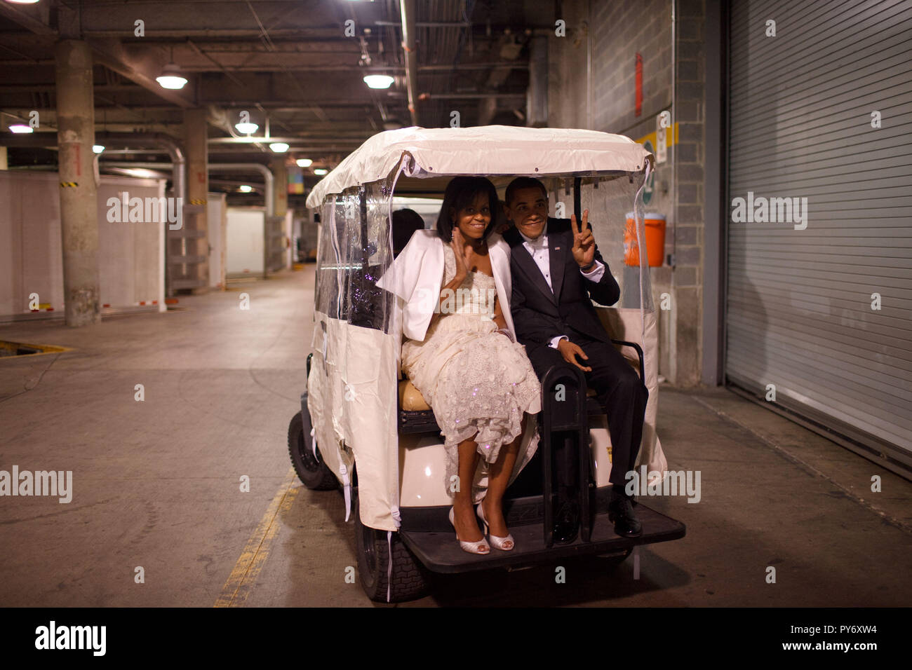 Le président Barack Obama et Première Dame Michelle Obama monter dans un chariot de golf une balle Inaugural 20/01/09 Photo Officiel de la Maison Blanche par Pete Souza Banque D'Images