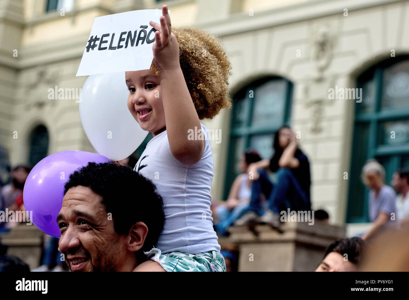Rio de Janeiro - le 29 septembre 2018 : les enfants et les hommes se sont joints à l'égard des femmes a conduit à des manifestations contre l'extrême-droite candidate présidentielle Bolsonaro Banque D'Images