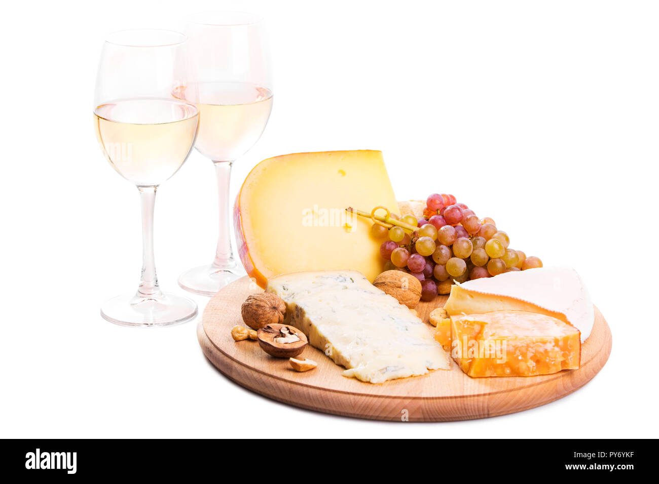 Plateau de fromage avec des raisins et du vin blanc isolé sur fond blanc. Variété de fromages mous et durs Banque D'Images