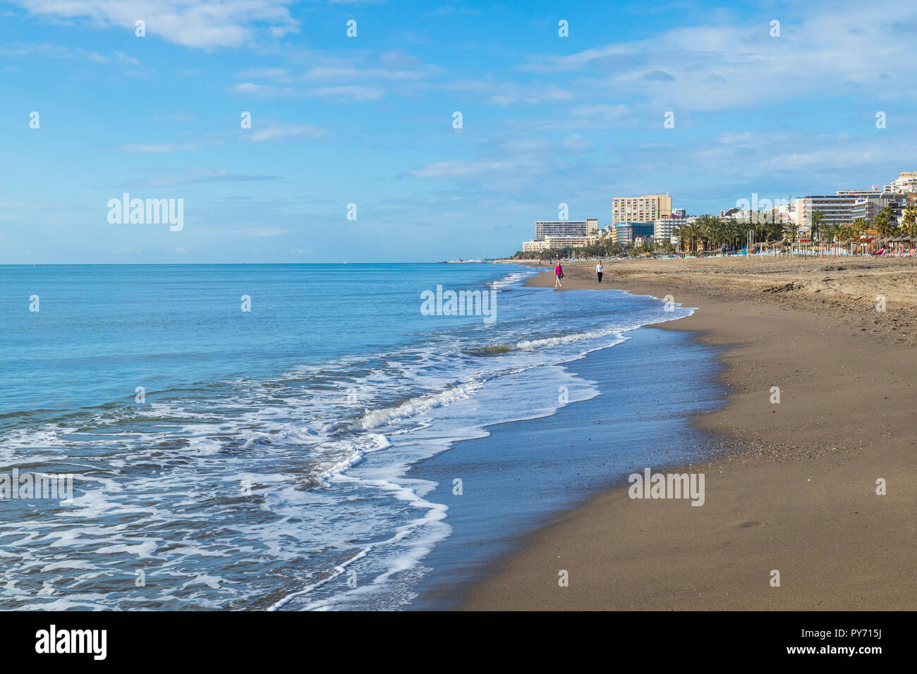Torremolinos, Costa del Sol, la province de Malaga, Andalousie, Espagne du sud. Tôt le matin sur la plage Playamar. Banque D'Images