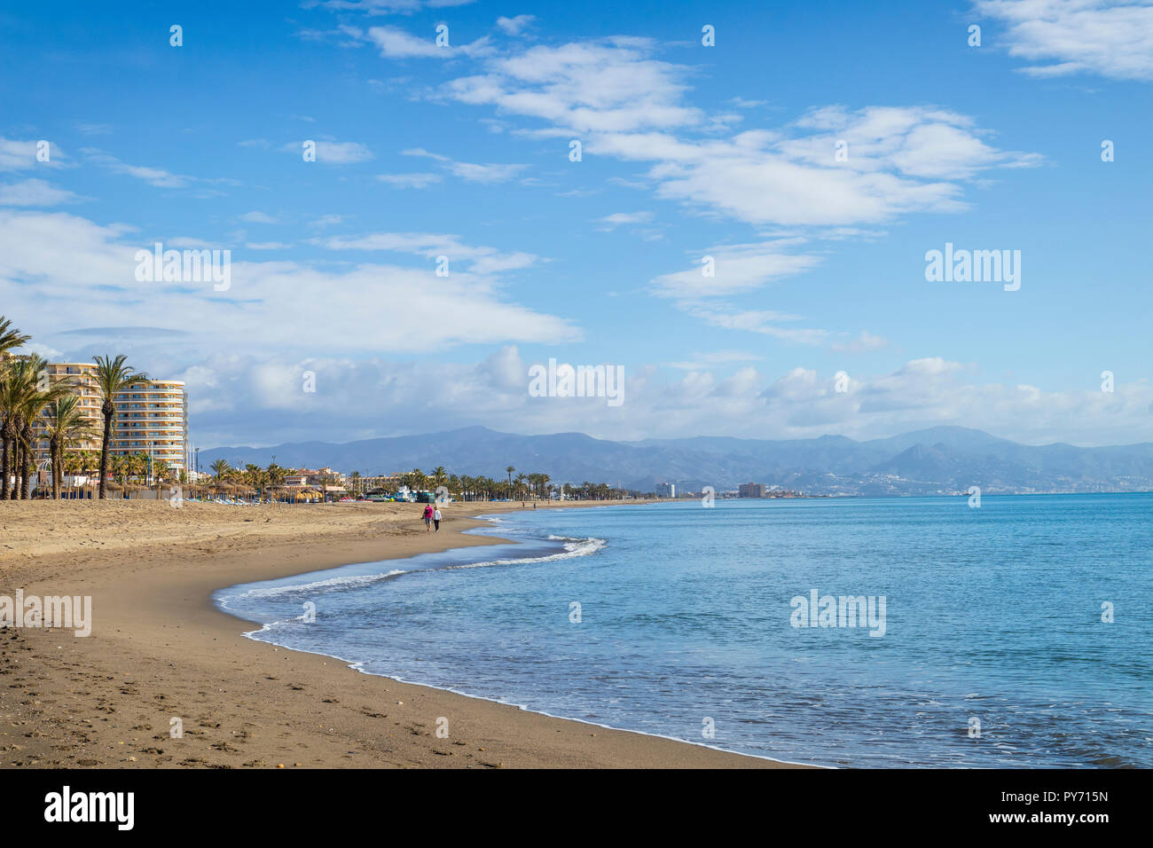 Torremolinos, Costa del Sol, la province de Malaga, Andalousie, Espagne du sud. Tôt le matin sur la plage Playamar. Banque D'Images