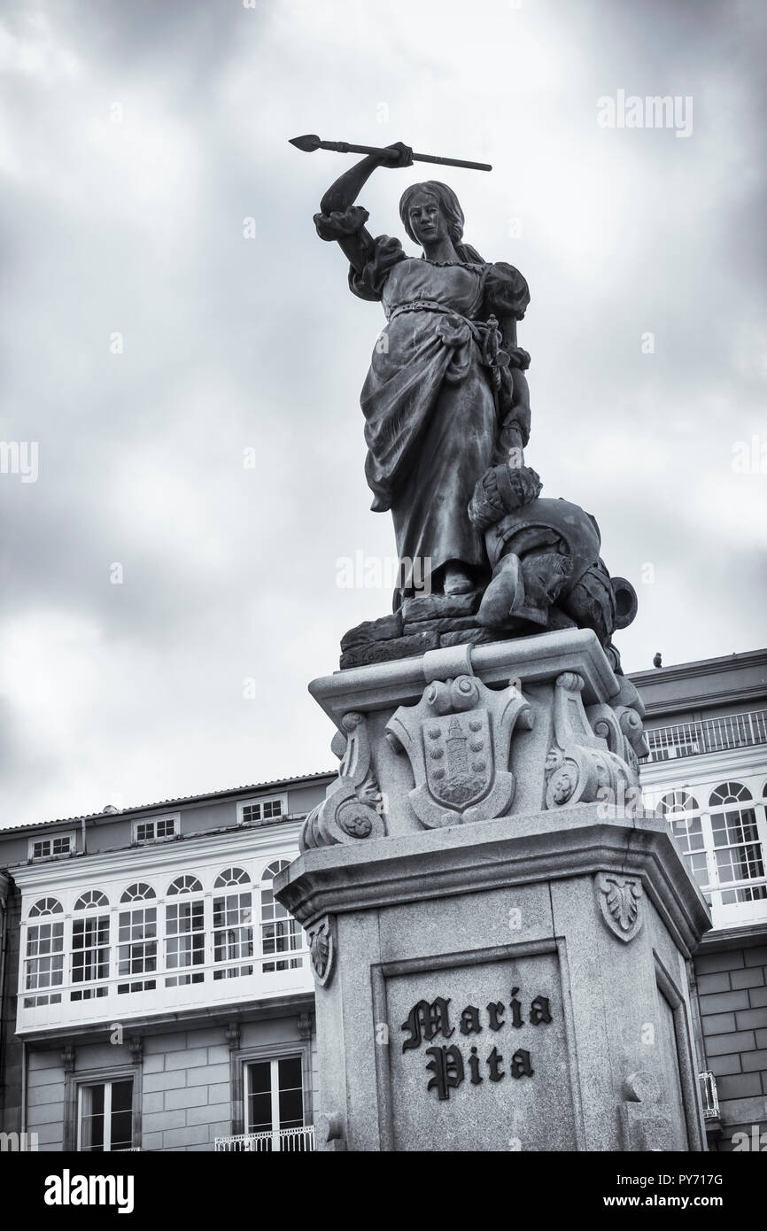 La Corogne, Province de La Corogne, Galice, Espagne. Praza de Maria Pita, ou Maria Pita Square. Statue de l'héroïne de Galice Maria Pita qui, en 1589, aidé à r Banque D'Images