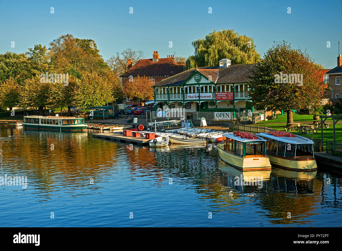 Stratford upon Avon et la vieille maison bateau sur la rivière Avon sur un après-midi d'automne, avec les bateaux de plaisance amarrés à la fin de la saison Banque D'Images