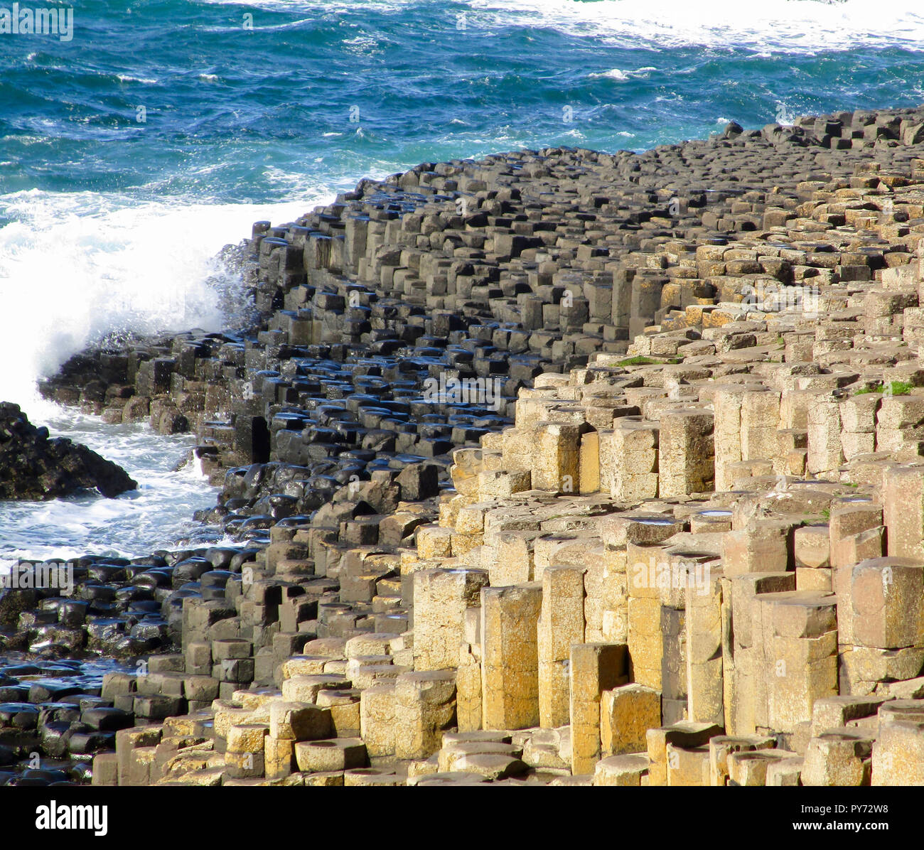 Vue de l'hexagone en pierre de basalte en forme de colonnes dans le paysage de la Chaussée des Géants en Irlande du Nord Banque D'Images