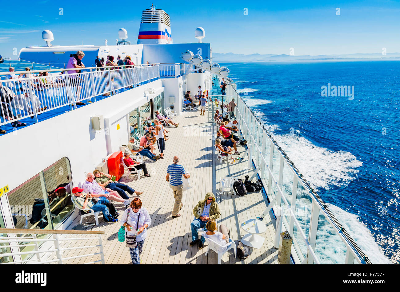 Voile de ferry en direction de Portsmouth, dans l'arrière-plan de Santander. Santander, Cantabria, Spain, Europe Banque D'Images