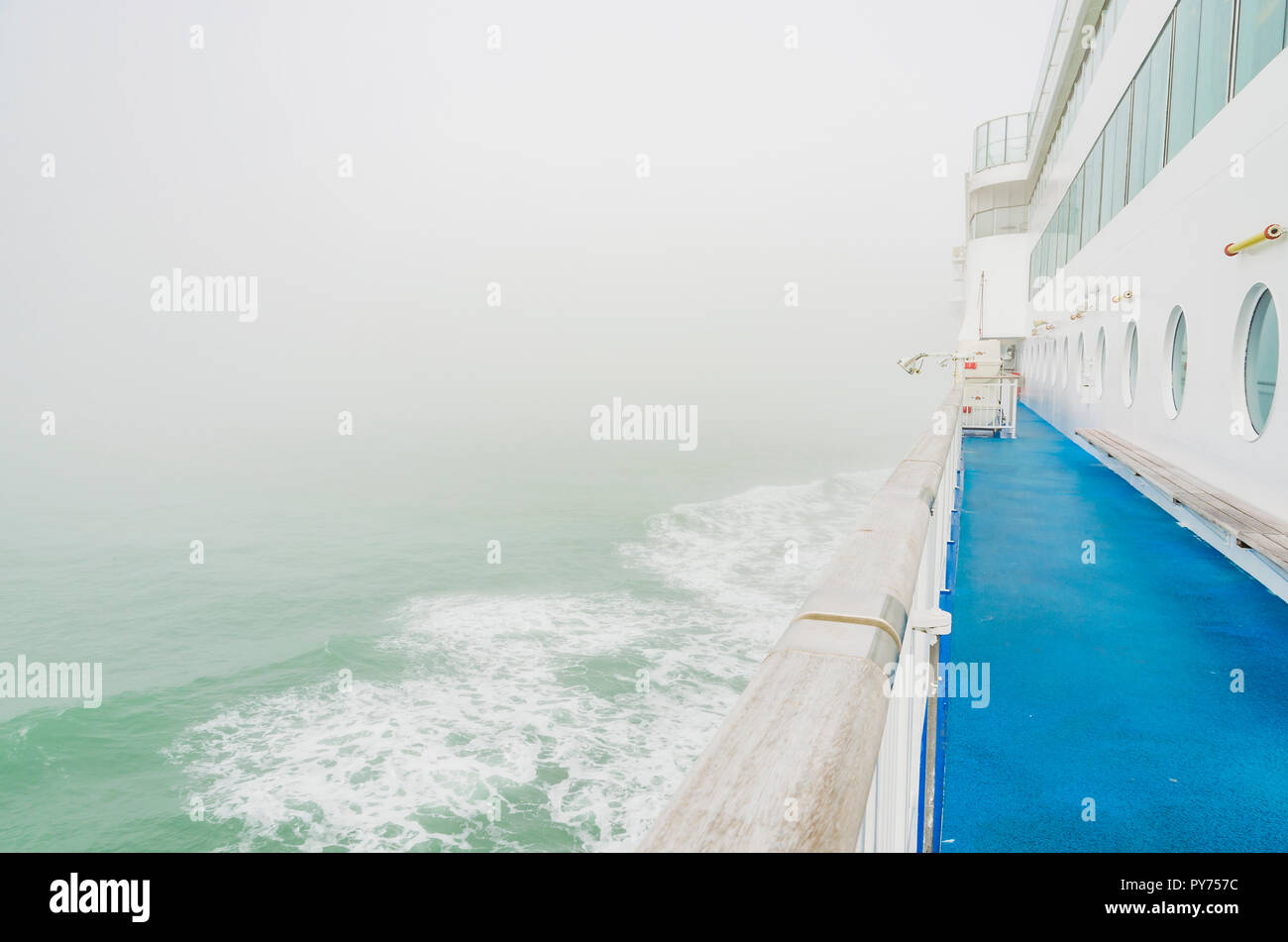 Navigation avec le brouillard. Manche près du Solent. Voile de ferry en direction de Portsmouth, navigation dans la baie de Biscaye. Brittany Ferries. L'Europe Banque D'Images