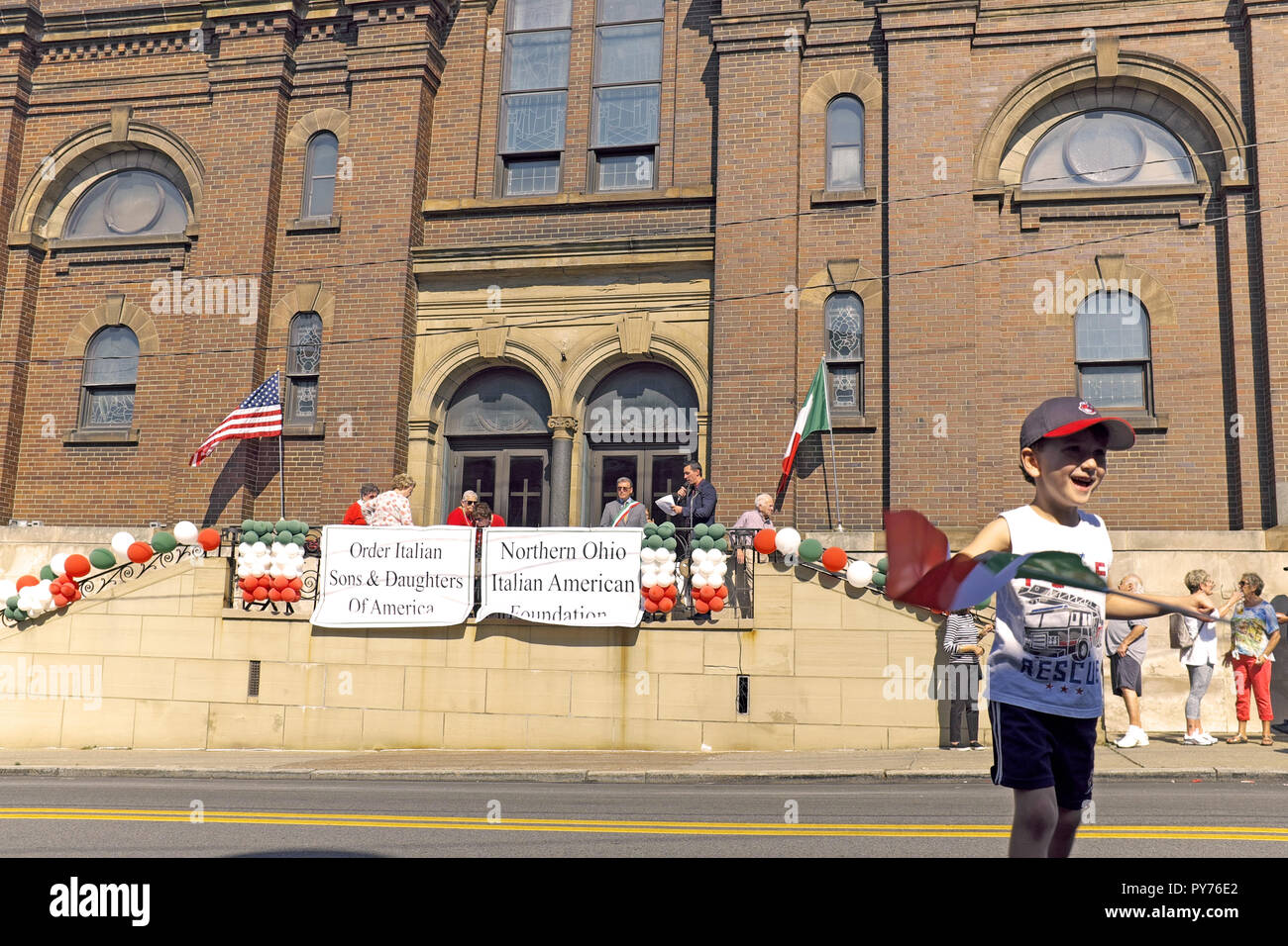 Un enfant traverse la route de Mayfield en prévision de la 66e Journée annuelle de Columbus Parade Clevelands' Little Italy quartier de Cleveland, Ohio. Banque D'Images