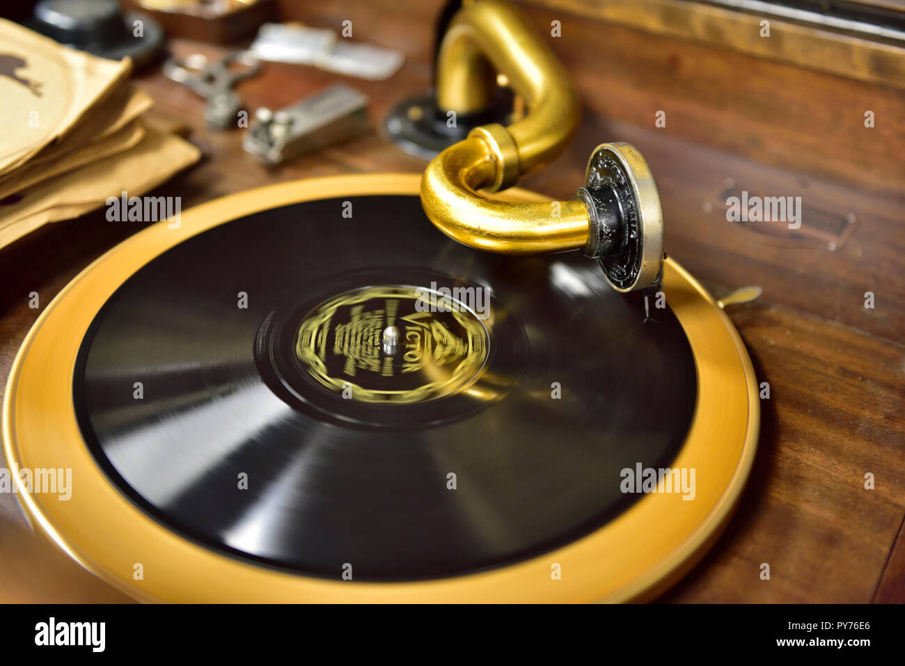 Main Antique phonographe Victor coudés avec corne était jointe au cabinet, la reproduction de l'enregistrement mécanique diaphragme avec aiguille sur une notice Banque D'Images