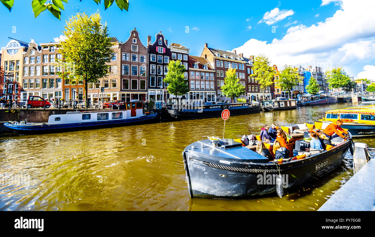 Canal touristique d'amarrage des bateaux à la maison d'Anne Frank au Canal Prinsengracht (Prince) dans le quartier Jordaan, dans le centre historique d'Amsterdam Banque D'Images