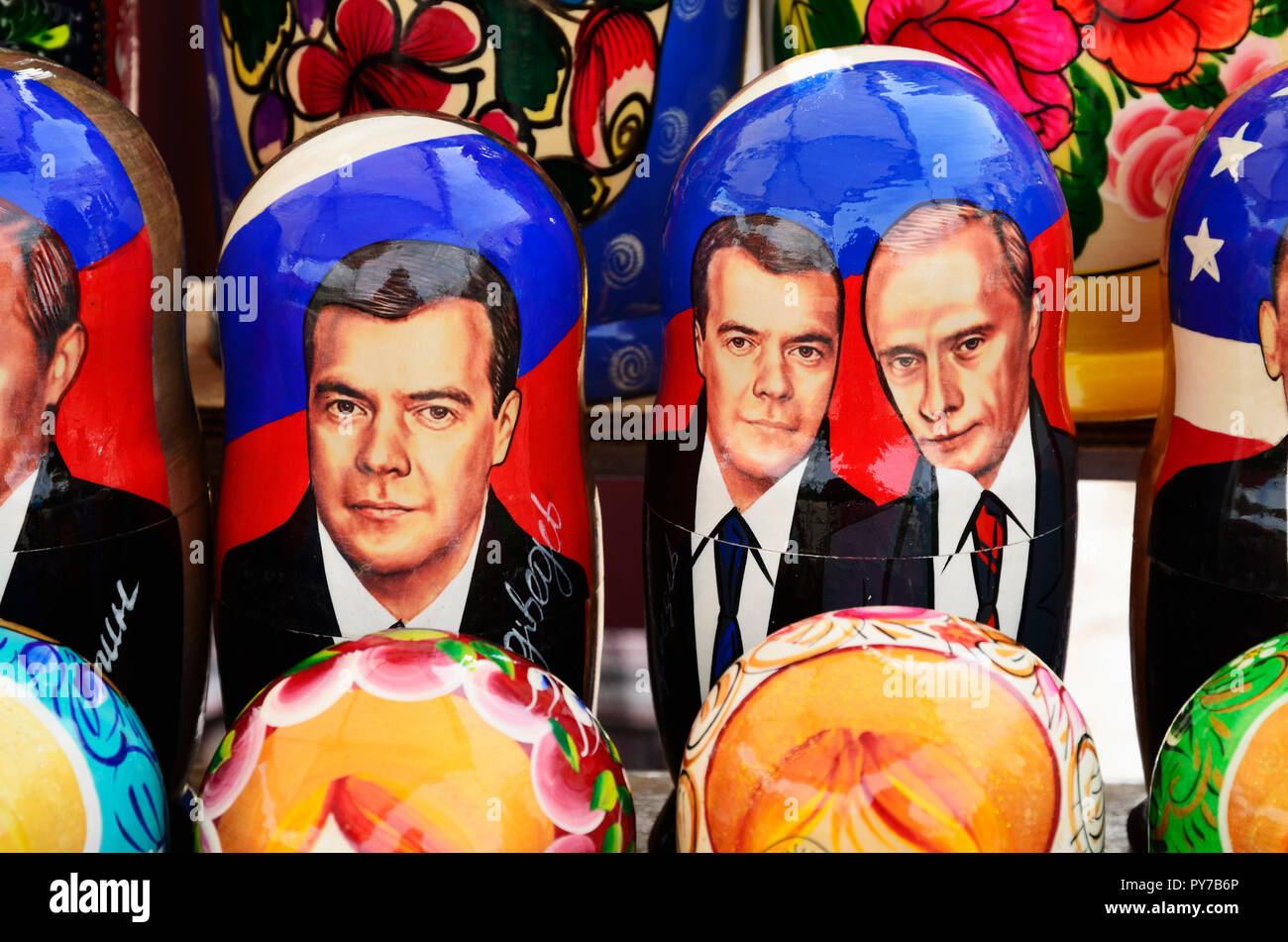 Poupée matriochka avec les visages des chefs d'état. Souvenirs soviétique dans un marché de rue. Le quartier de Vyborg, Vyborgsky, l'Oblast de Léningrad, en Russie, Rus Banque D'Images